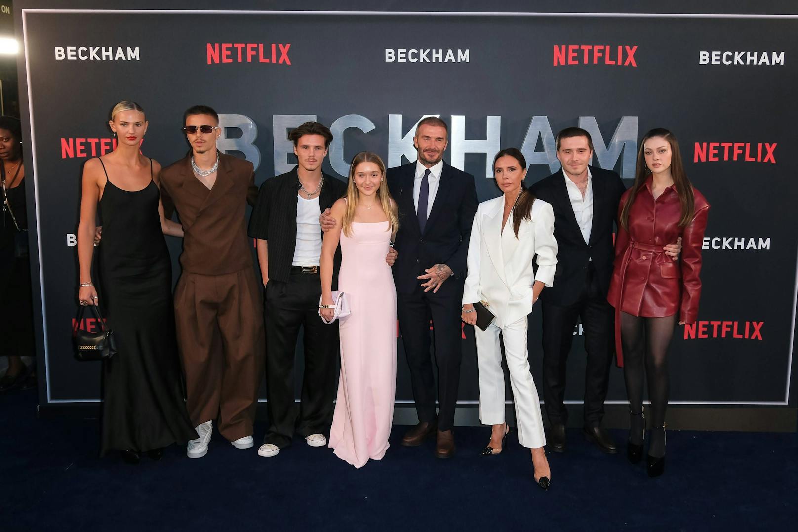 Victoria und David Beckham mit ihren vier Kindern, Brooklyn, Cruz und Romeo sowie den Lebensgefährten ihrer beiden ältesten Söhne bei der Netflix-Premiere.