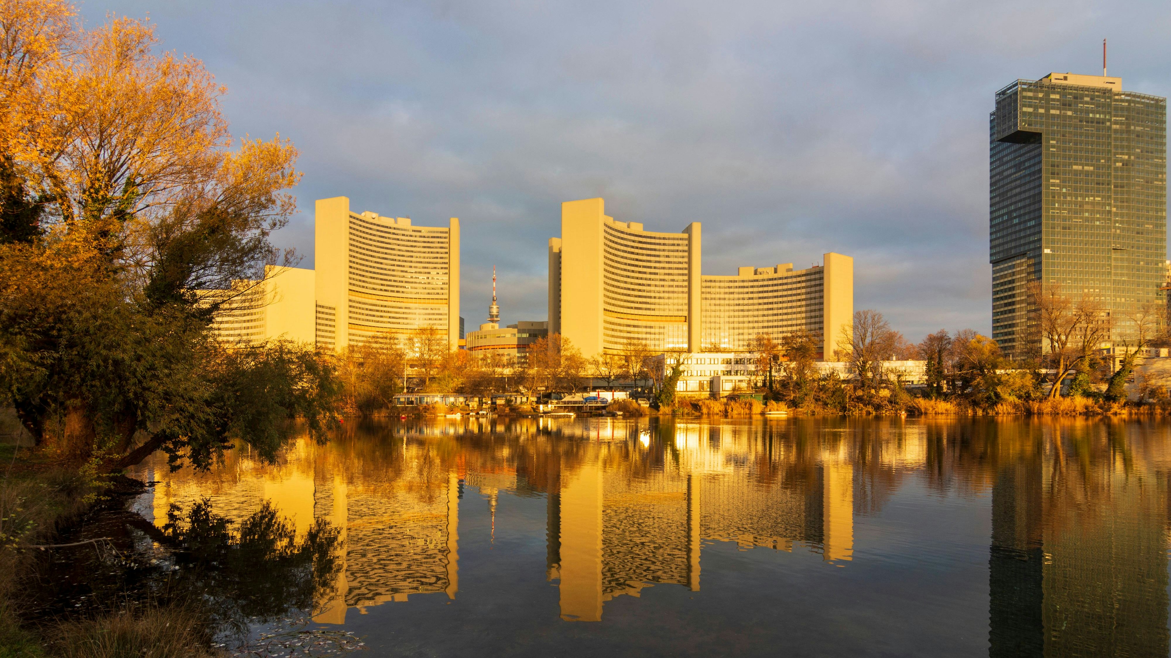 Blick über das Kaiserwasser auf die UNO-City im Herbst. Archivbild.