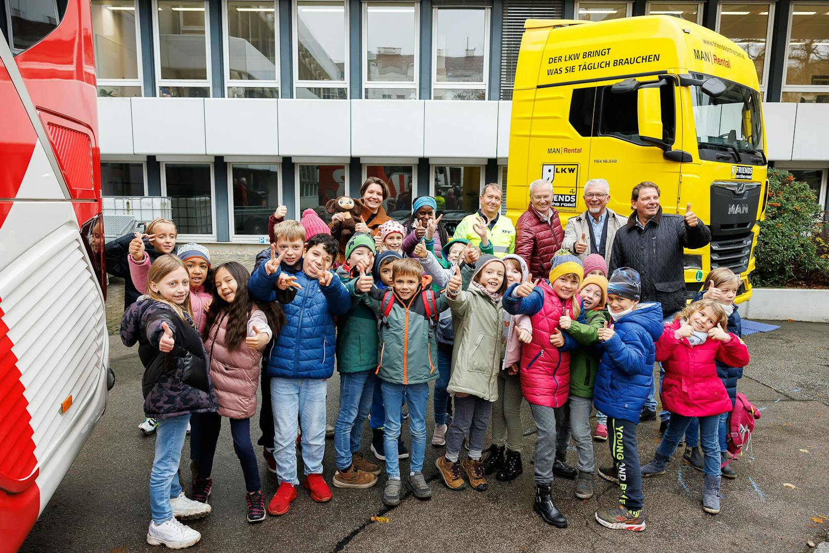 Bis zu 500 Volksschulkinder nehmen jährlich an den Schulungen der Wiener Transporteure teil und werden zu jungen Verkehrsexperten ausgebildet.