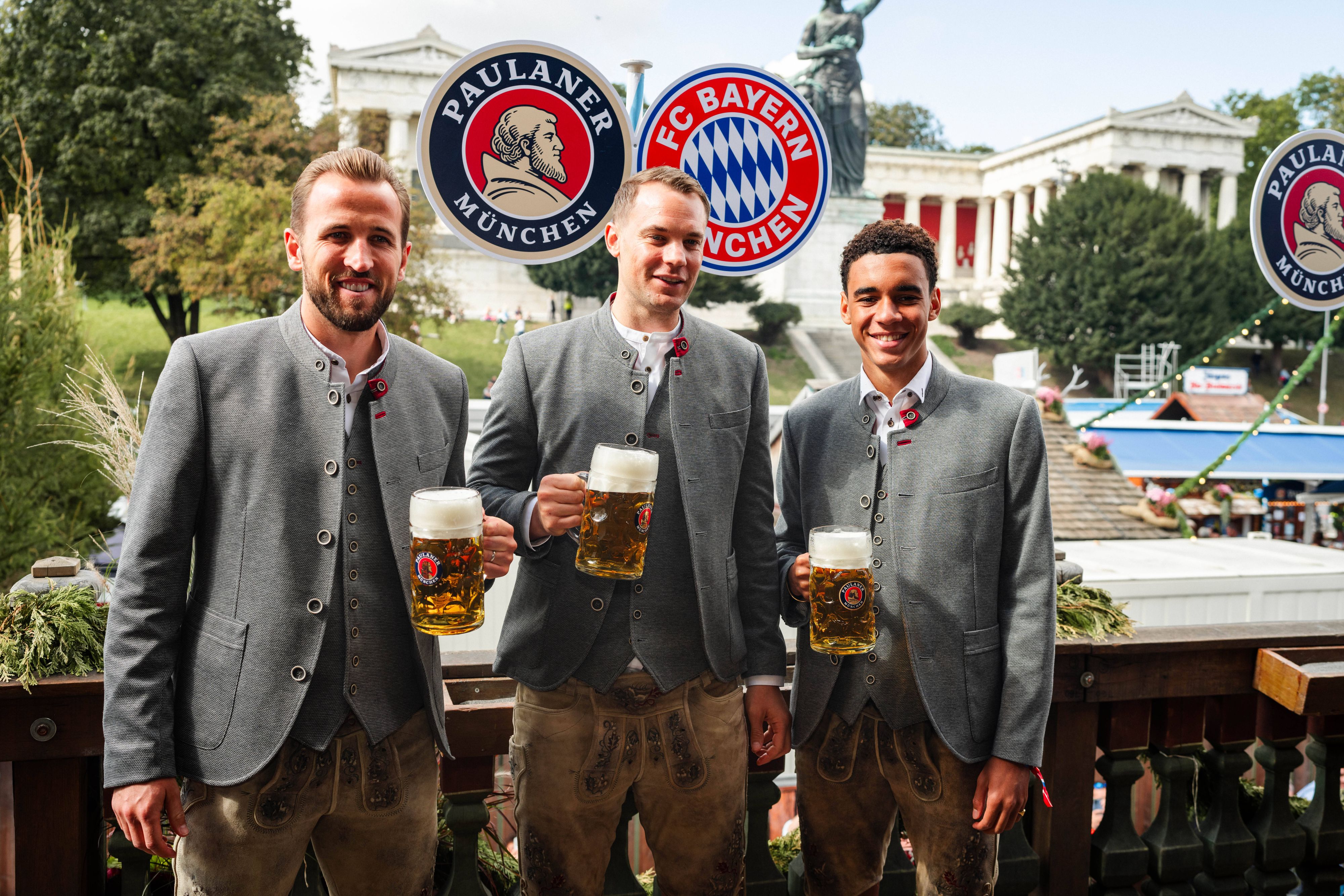 Manuel Neuer mit Harry Kane und Jamal Musiala