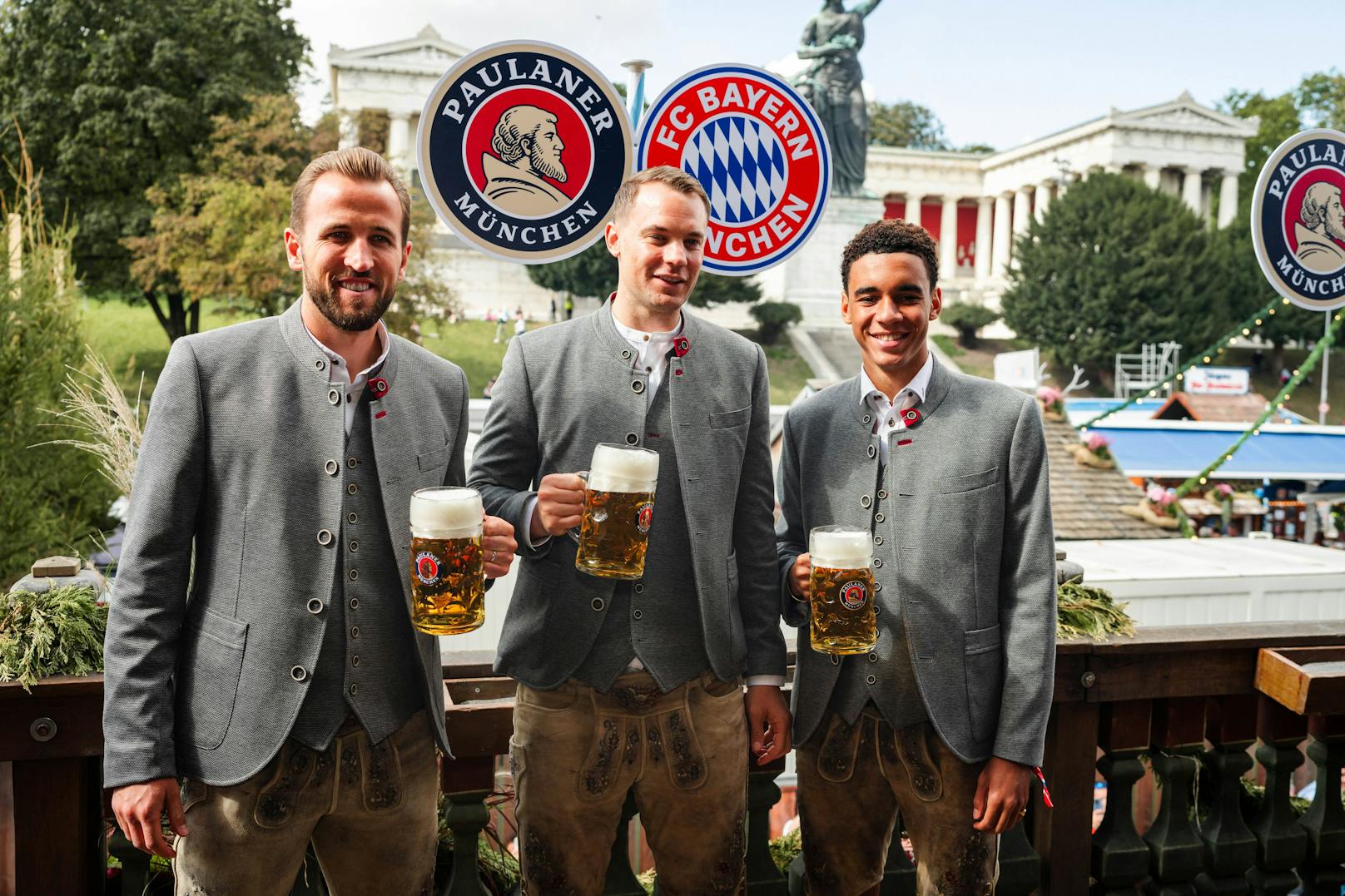 Manuel Neuer mit Harry Kane und Jamal Musiala