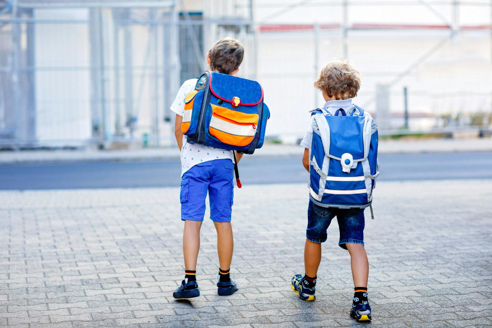 Schulwege bei Dämmerung: Helle Kleidung und Reflektoren – Sicherheit am  Schulweg