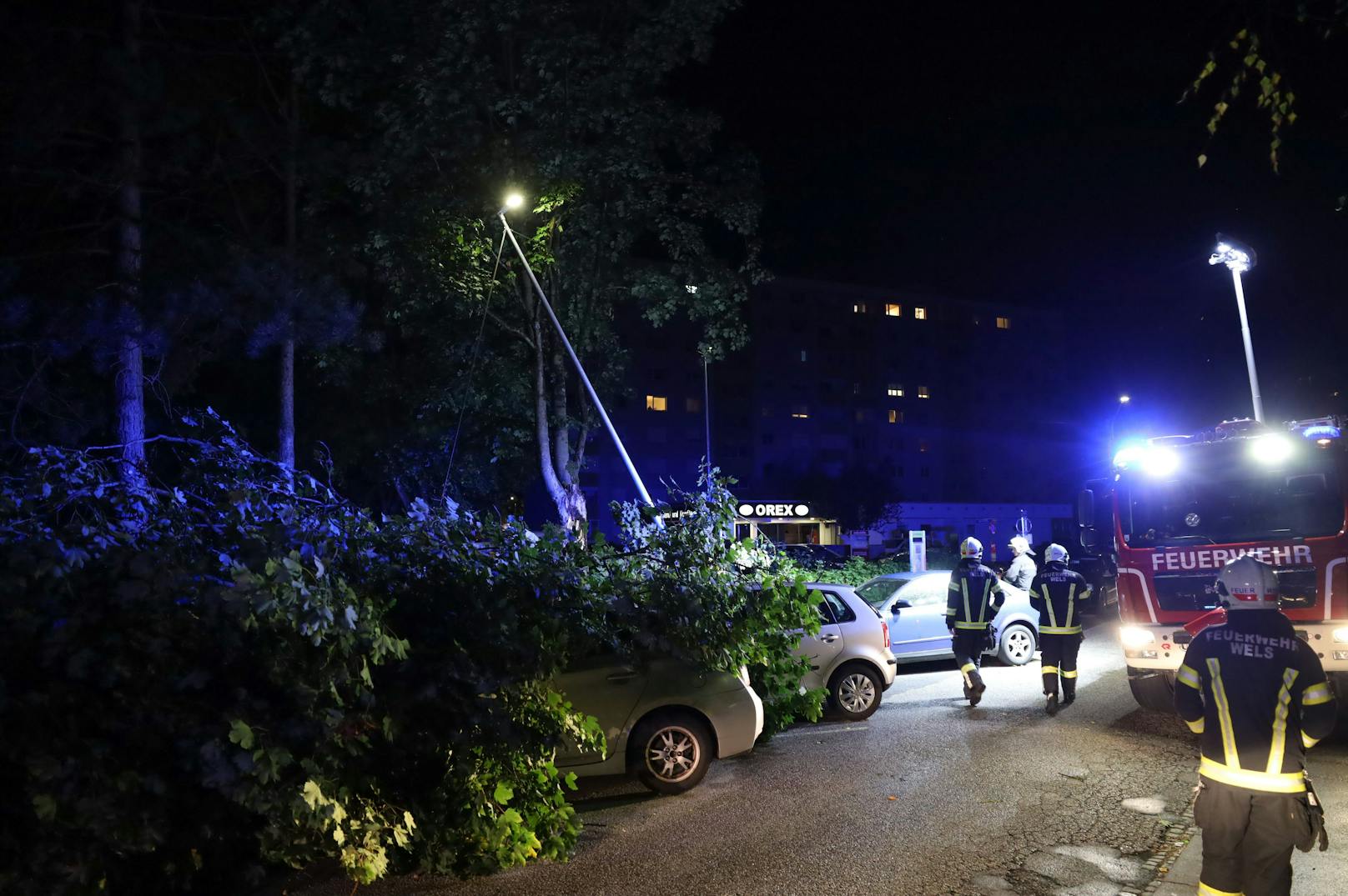 Mehrere Feuerwehren standen in der Nacht auf Mittwoch nach teils heftigen Sturmböen über Oberösterreich im Einsatz.