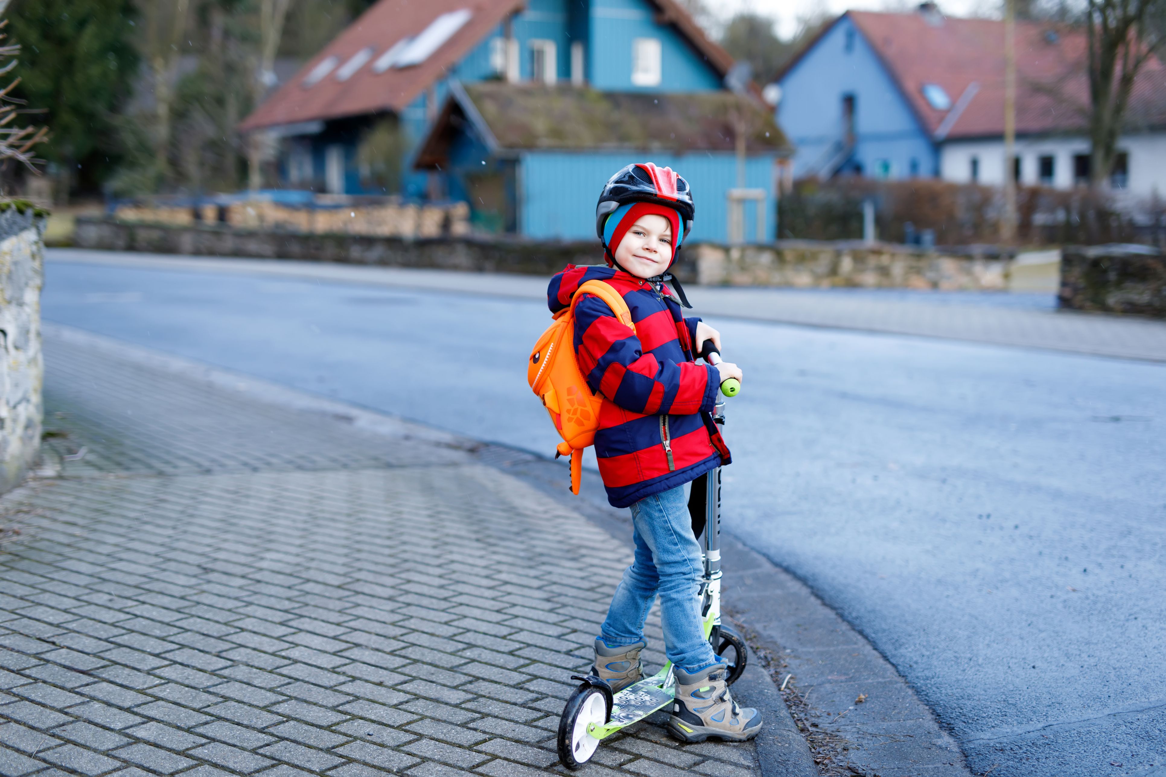Alleine mit Roller am Gehweg ab 8