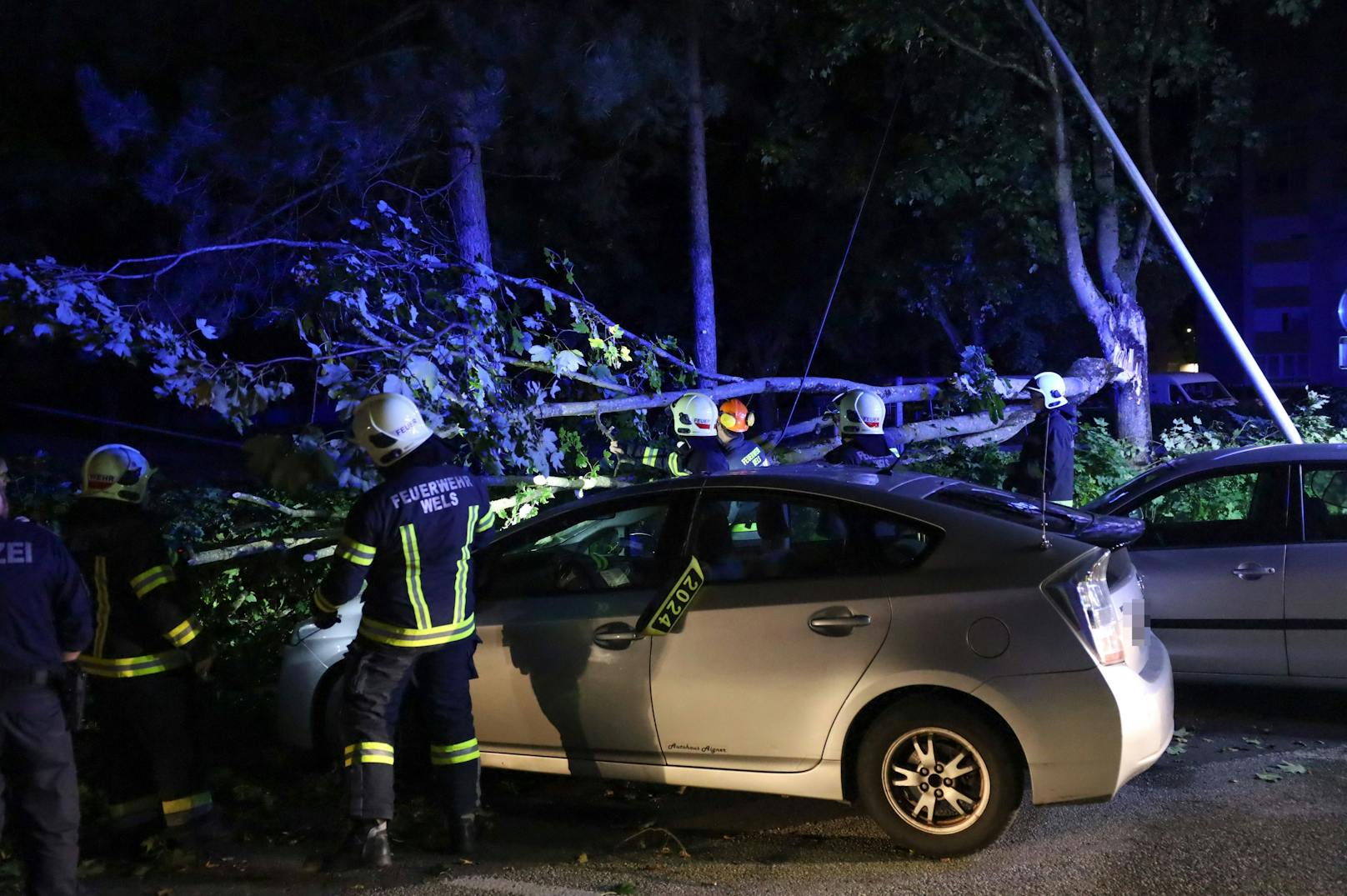 Mehrere Feuerwehren standen in der Nacht auf Mittwoch nach teils heftigen Sturmböen über Oberösterreich im Einsatz.