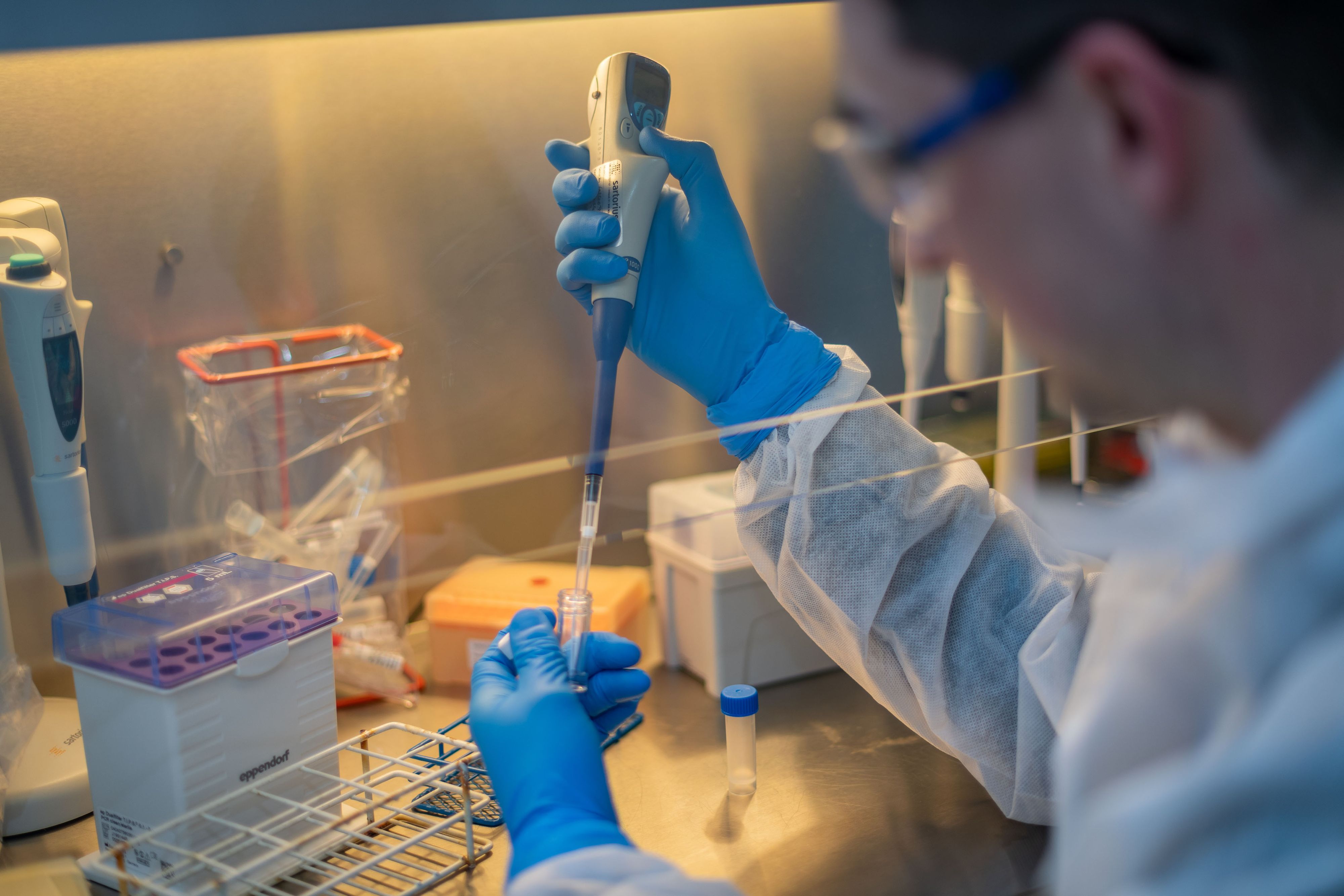 Download von www.picturedesk.com am 04.10.2023 (11:14).  They call themselves the poo crew  a team of health detectives who are tracking down and heading off Covid outbreaks by reading the signs in our sewage. And they are expanding. Earlier this month, the Environmental Monitoring for Health Protection Programme opened a purpose-built laboratory on the fringes of Exeter, its sterile interior in stark contrast to the unsanitary subject of its investigations. The opening of the laboratory marks a dramatic expansion of what was, until less than a year ago, just a soil pipe dream: testing sewage for coronavirus to understand where it is circulating and get an early warning of future potential spikes in infection. In the future, this network could be expanded to monitor other infectious diseases including flu The Ada Lovelace Lab, where testing of waste water is being tested for Covid-19, in Exeter, Devon. Dr. Nicholas Evens, Scientist © Jim Wileman / Guardian / eyevine :...http://. - 20210422_PD13646 - Rechteinfo: Rights Managed (RM)