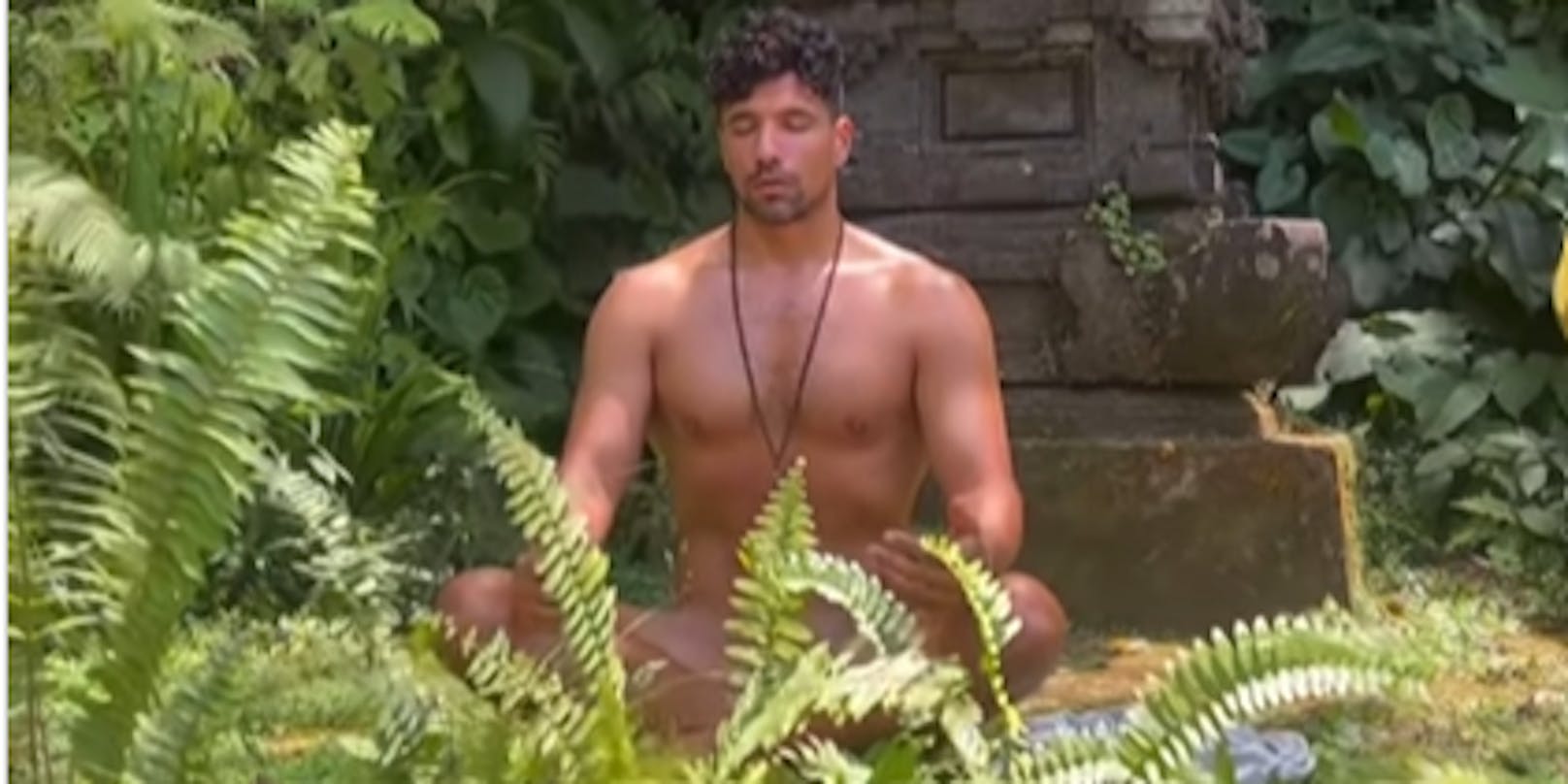 Julian Zietlow meditierte in Bali nackt vor einer heiligen Stätte.