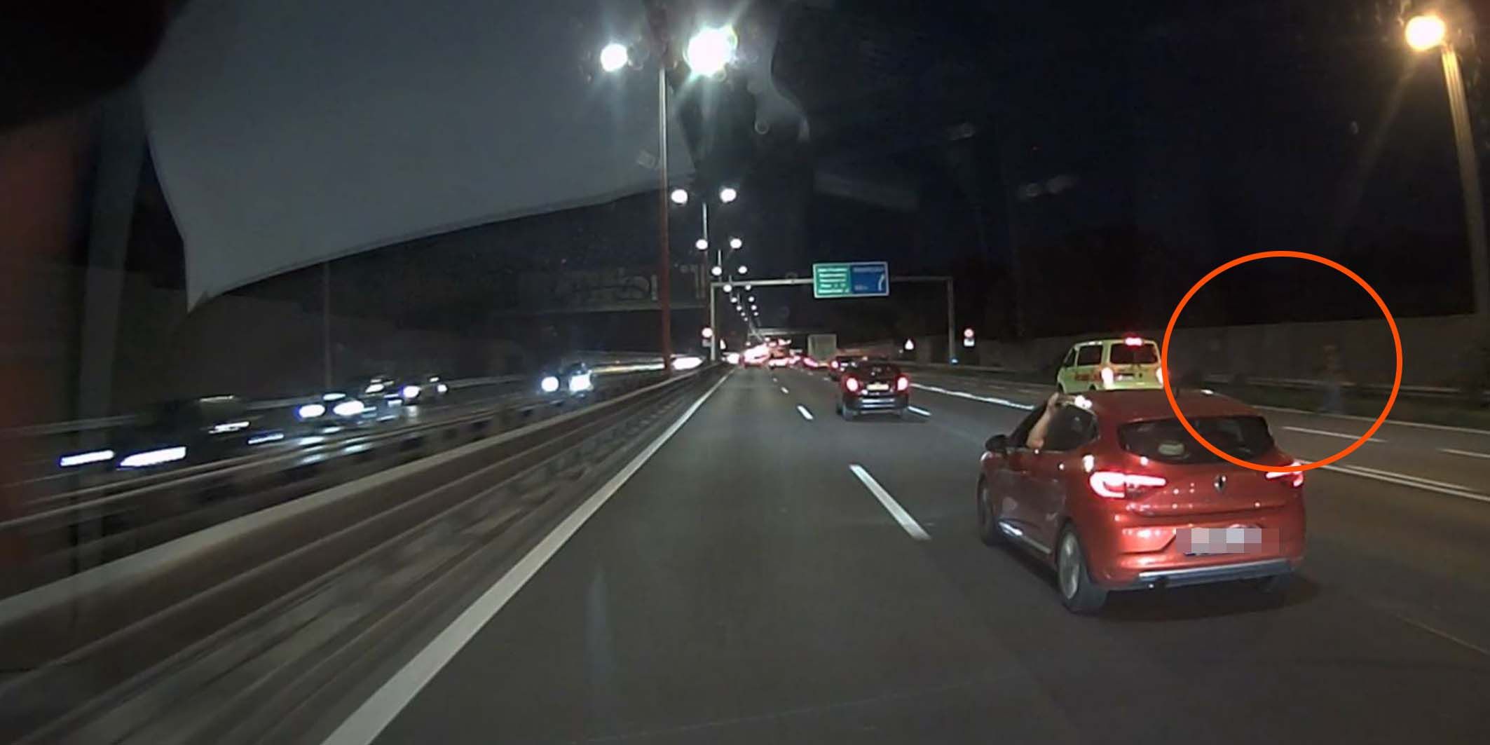 Ein Wiener traute seinen Augen kaum, als er auf der A23 Fußgänger sah.