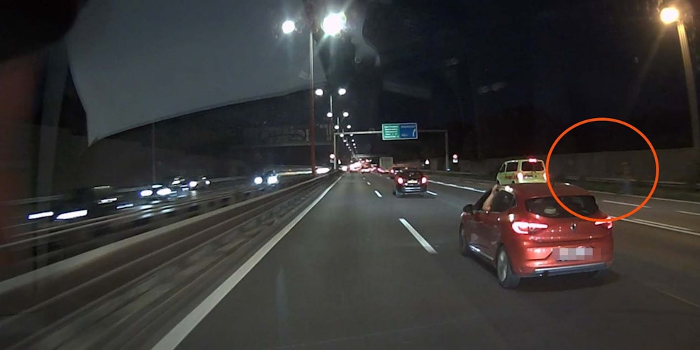 Ein Wiener traute seinen Augen kaum, als er auf der A23 Fußgänger sah.