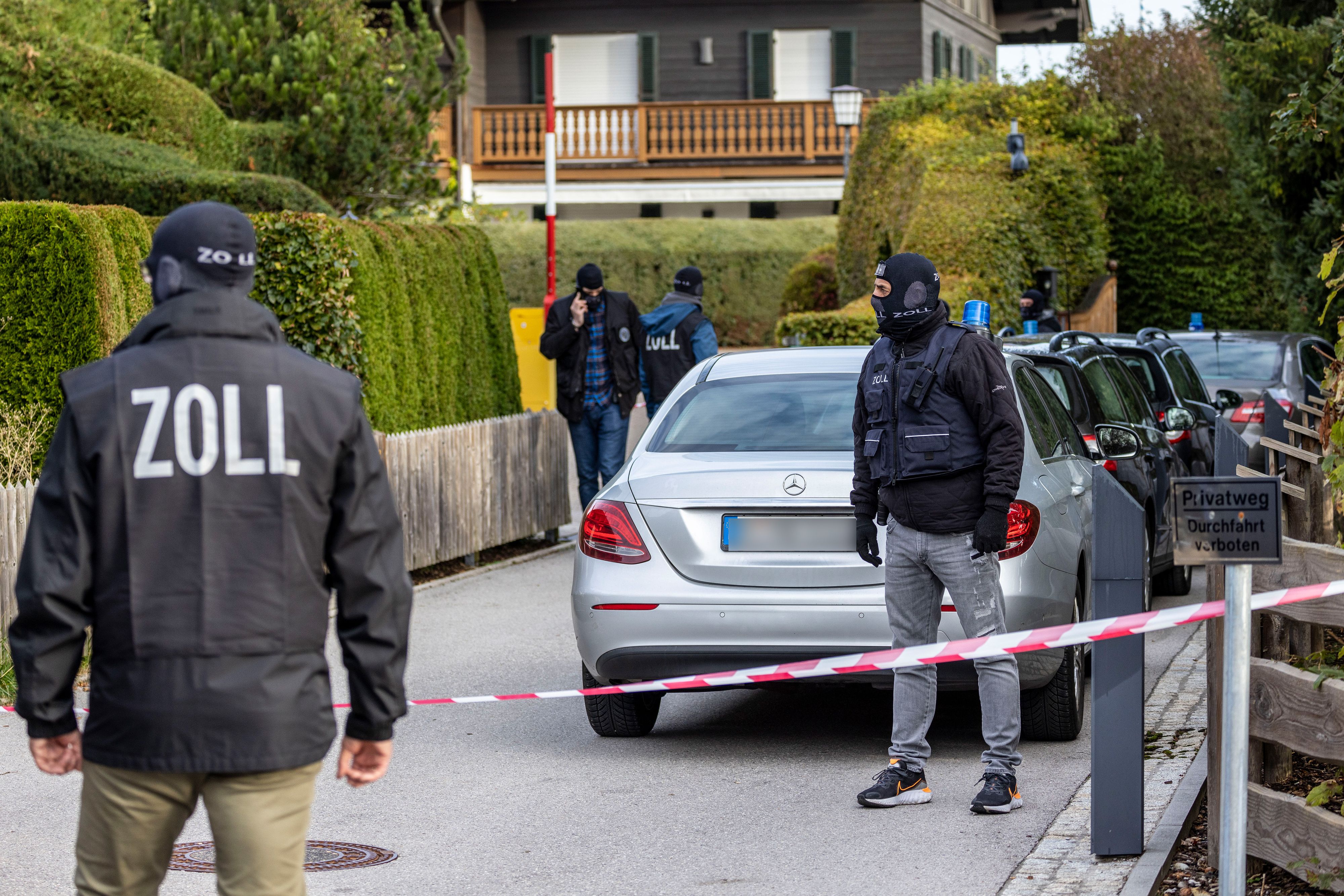 Am Tegernsee kam es am Donnerstag zu einer Razzia an einem von einem russischen Oligarchen bewohnten Anwesen. Dort befindliche Luxus-Autos waren zuvor ins Visier der Ermittler geraten.