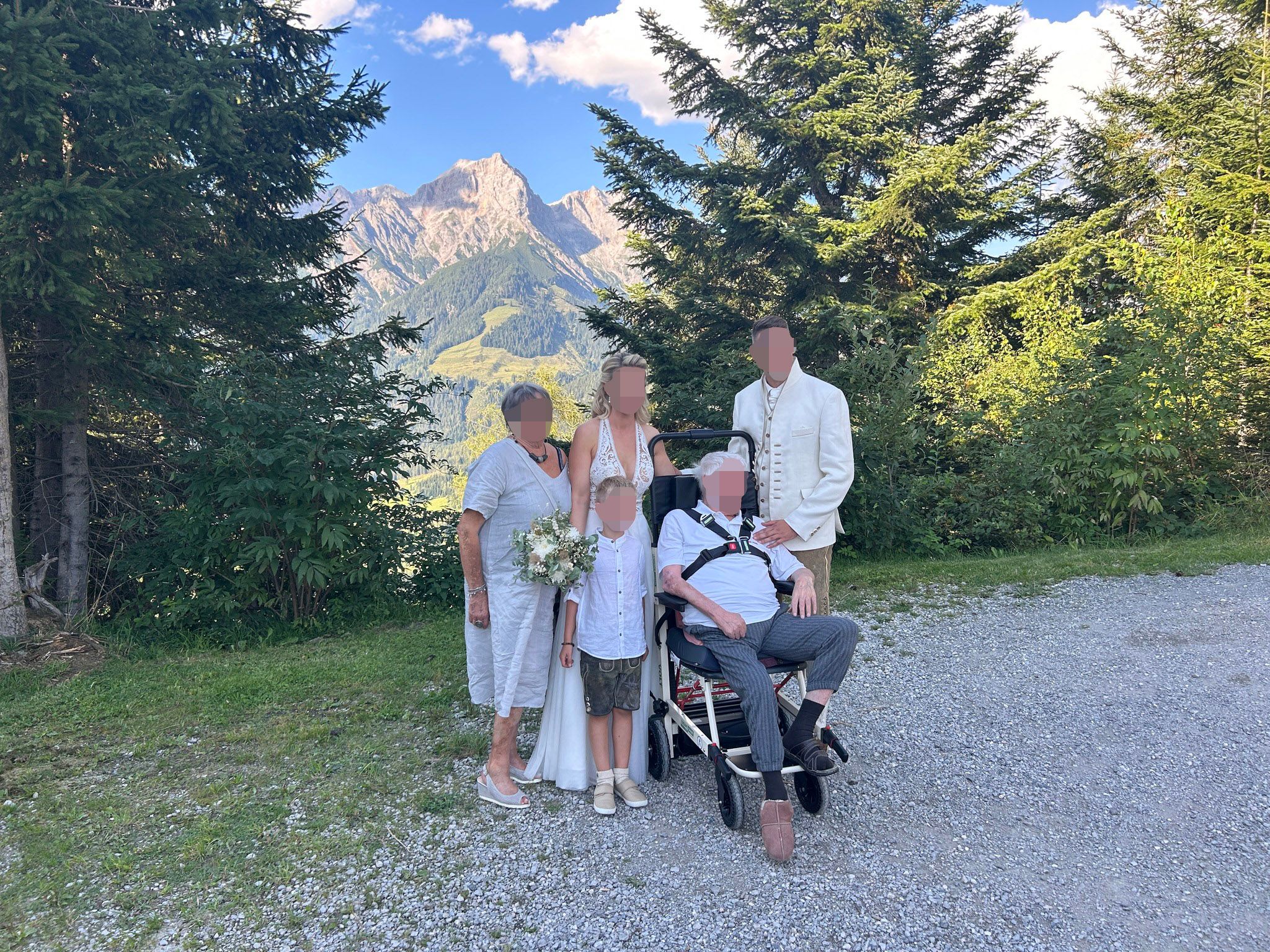 Am Freudentag vereint: der schwer angeschlagene Friedrich und seine Liebsten.