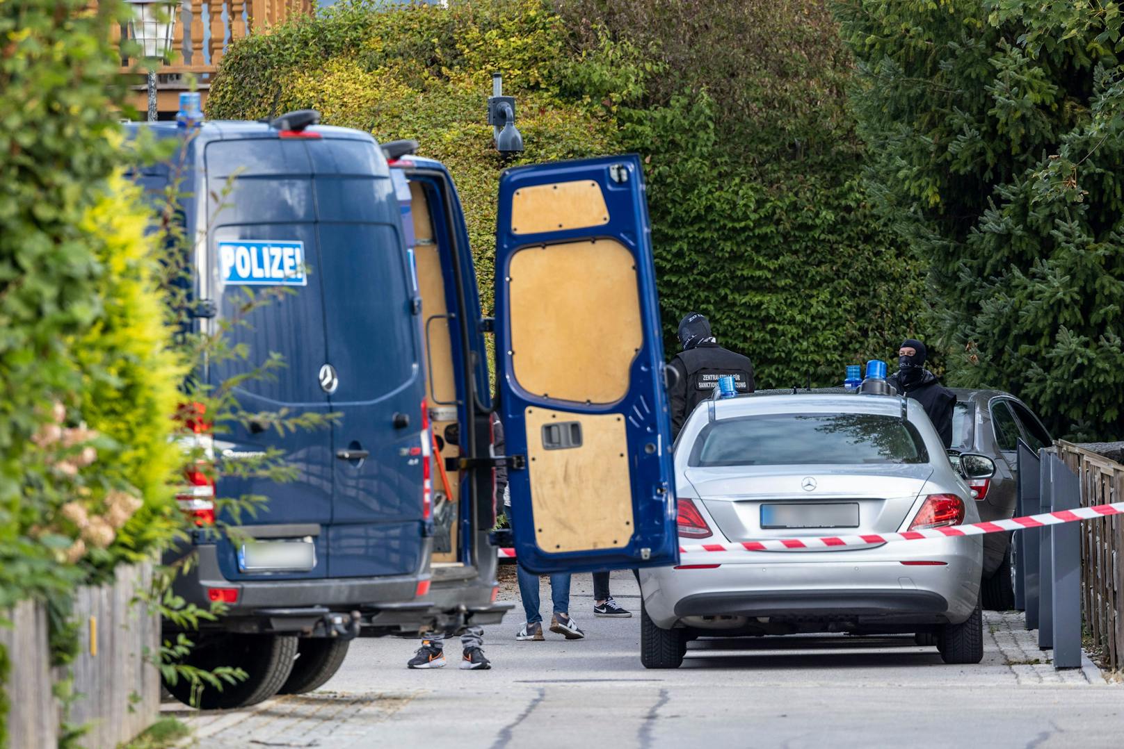 Am Tegernsee kam es am Donnerstag zu einer Razzia am Anwesen eines russischen Oligarchen. Luxus-Autos des Milliardärs waren zuvor ins Visier der Ermittler geraten. 