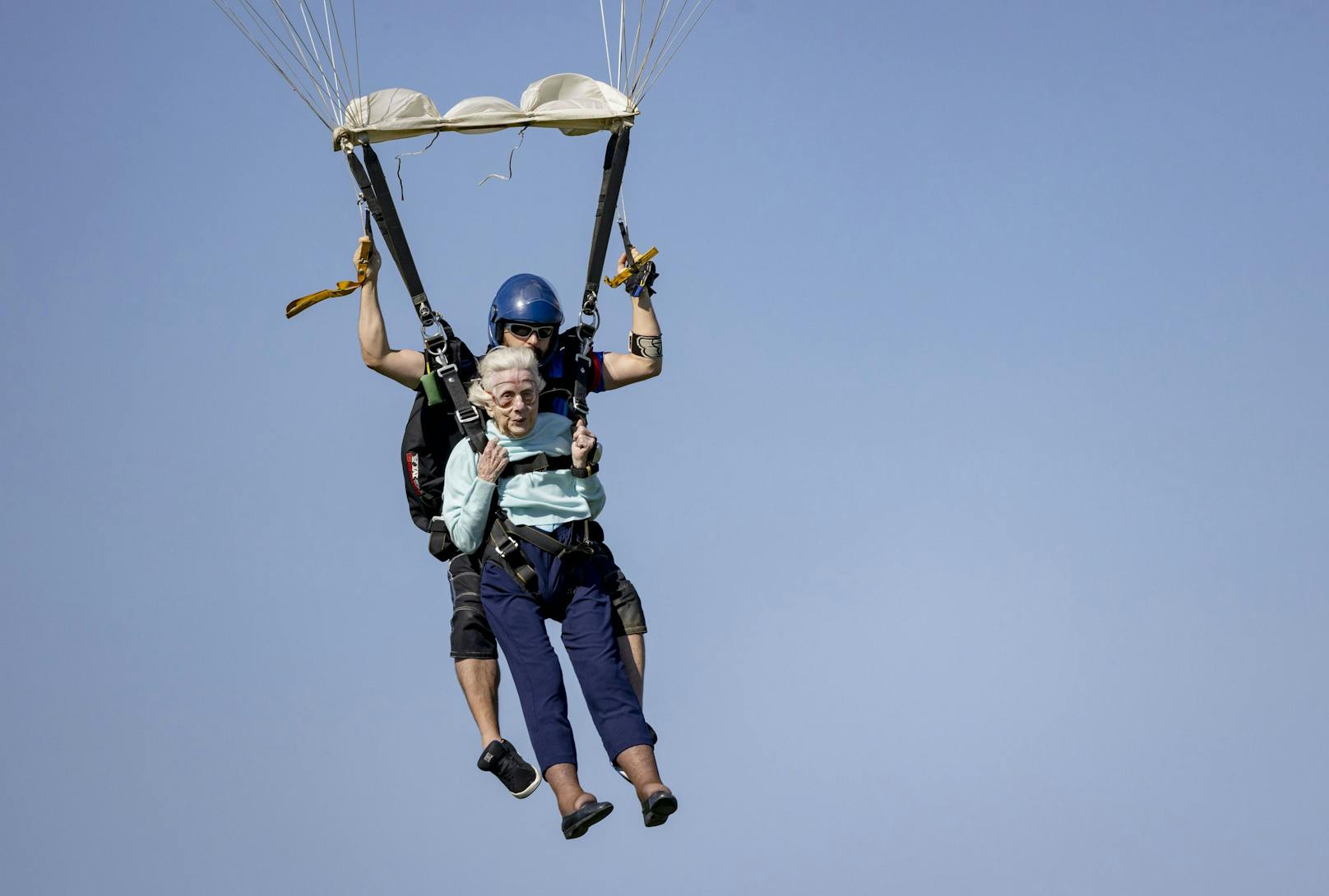 An einen US Parachute Association zertifizierten Ausbilder gebunden, sprang Hoffner (Bild) aus 4.100 Metern Höhe aus dem Flugzeug. Es war nicht der erste Fallschirmsprung für die alte Dame. Zum ersten Mal wagte sie vor 4 Jahren, also 100-jährig, den Sprung in die Tiefe.