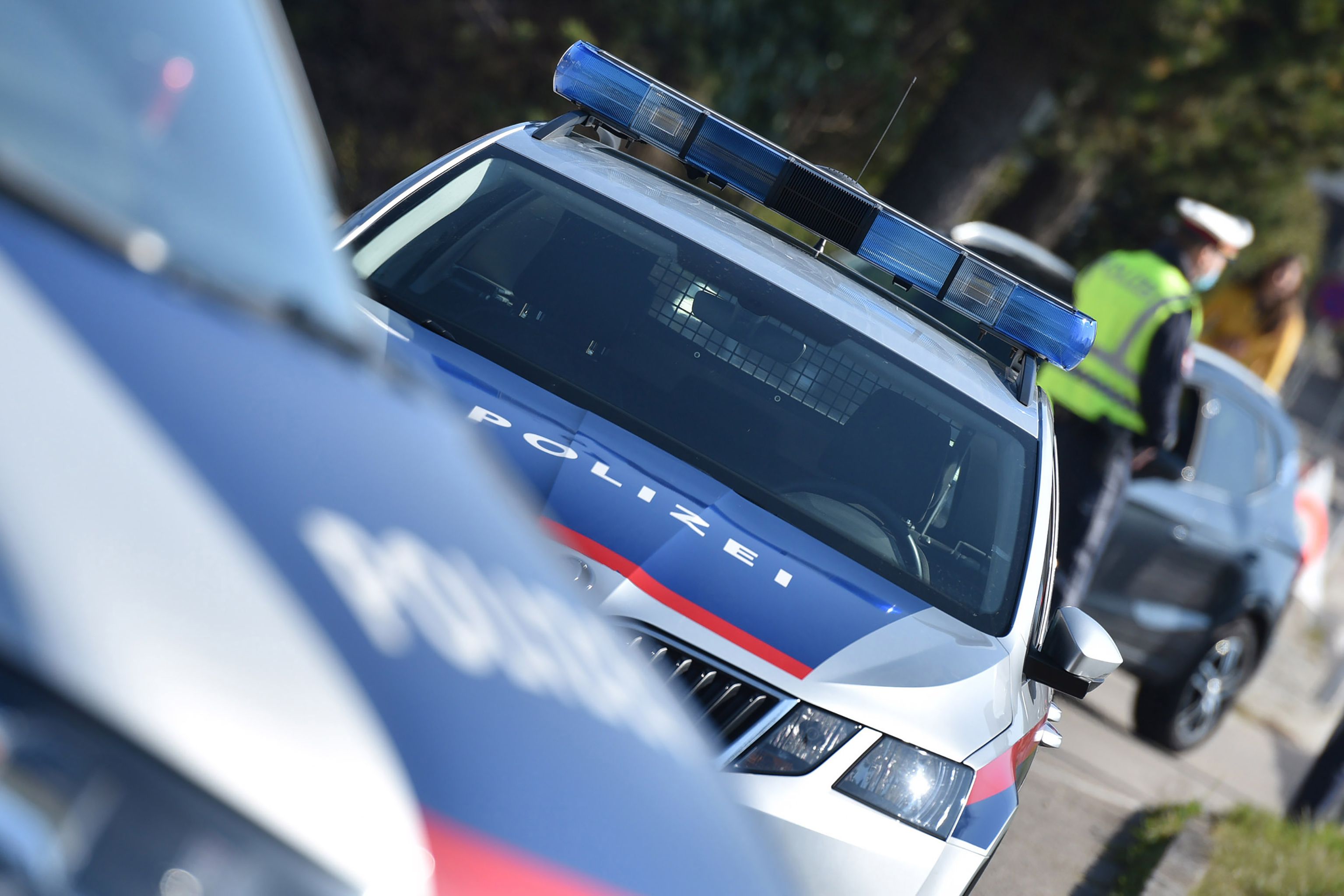 Eine wilde Verfolgungsjagd lieferte sich ein Autofahrer in der Nacht auf Samstag mit der Polizei in Vorarlberg (Symbolfoto).