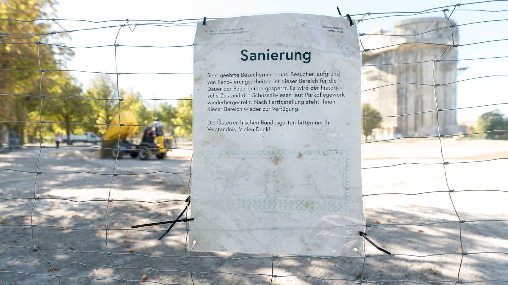 Ein Schild informiert Parkbesucher über die Sanierung – allerdings nicht sehr ausführlich.