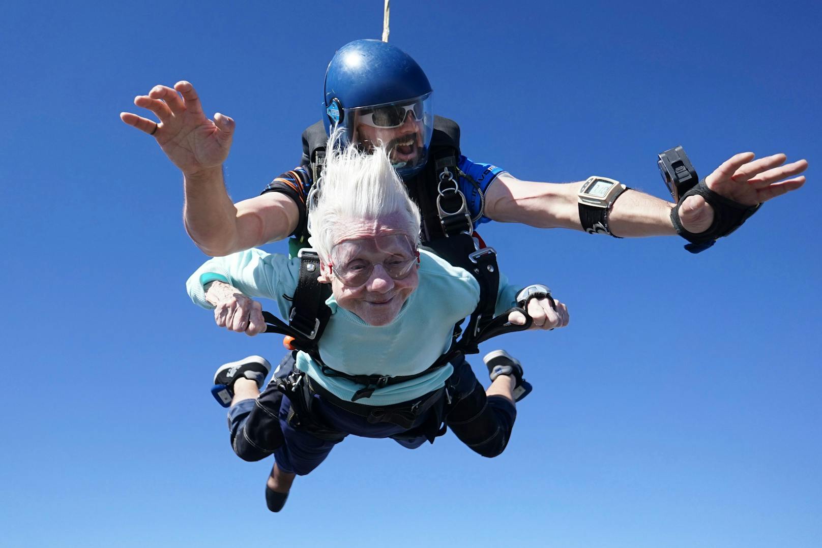 An einen US Parachute Association zertifizierten Ausbilder gebunden, sprang Dorothy Hoffner (Bild) am 1. Oktober 2023 aus 4.100 Metern Höhe aus dem Flugzeug.