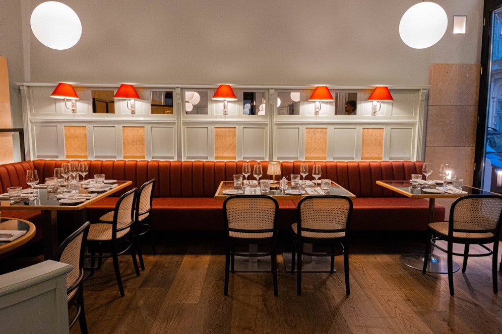 Wiener Korbgeflecht und Holzvertäfelungen: Das Artner auf der Wieden hat sich chic gemacht.