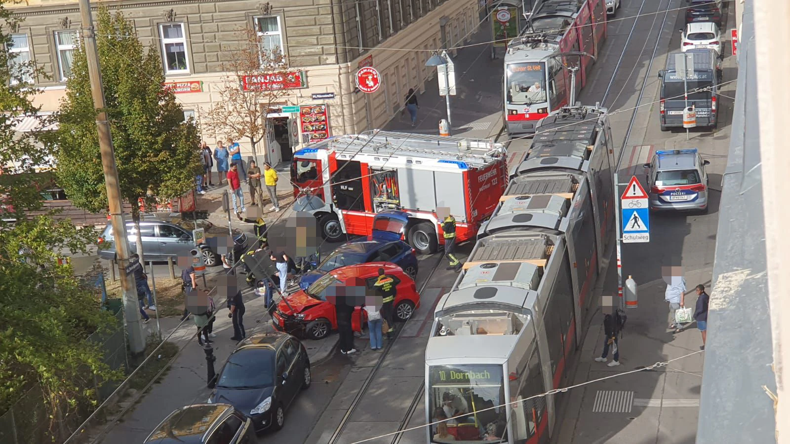 Bim-Chaos in Wien-Penzing nach Pkw-Crash