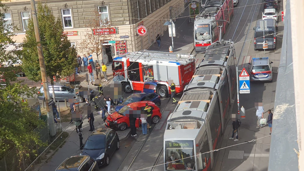 Ein Verkehrsunfall legte am Donenrstag eine Bim-Linie lahm.