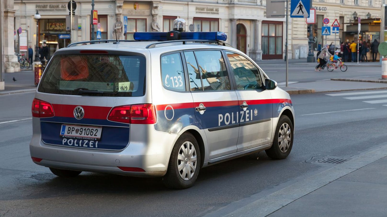 Die Polizei eilte der Frau zu Hilfe.