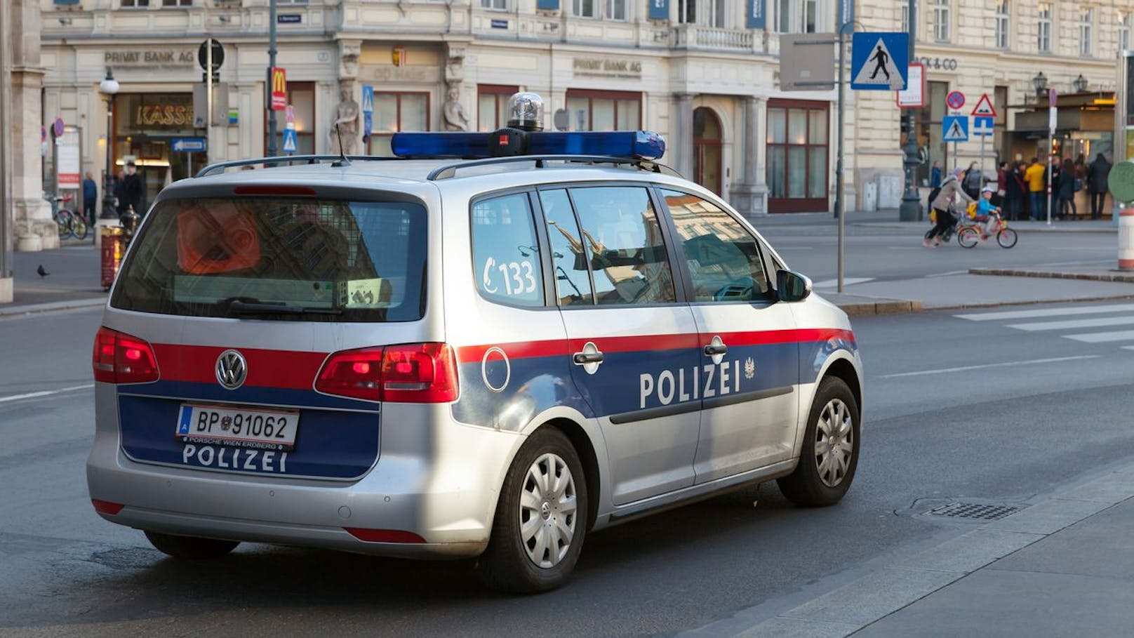Polizei stoppt Auto in Wien – plötzlich steigt Duo aus