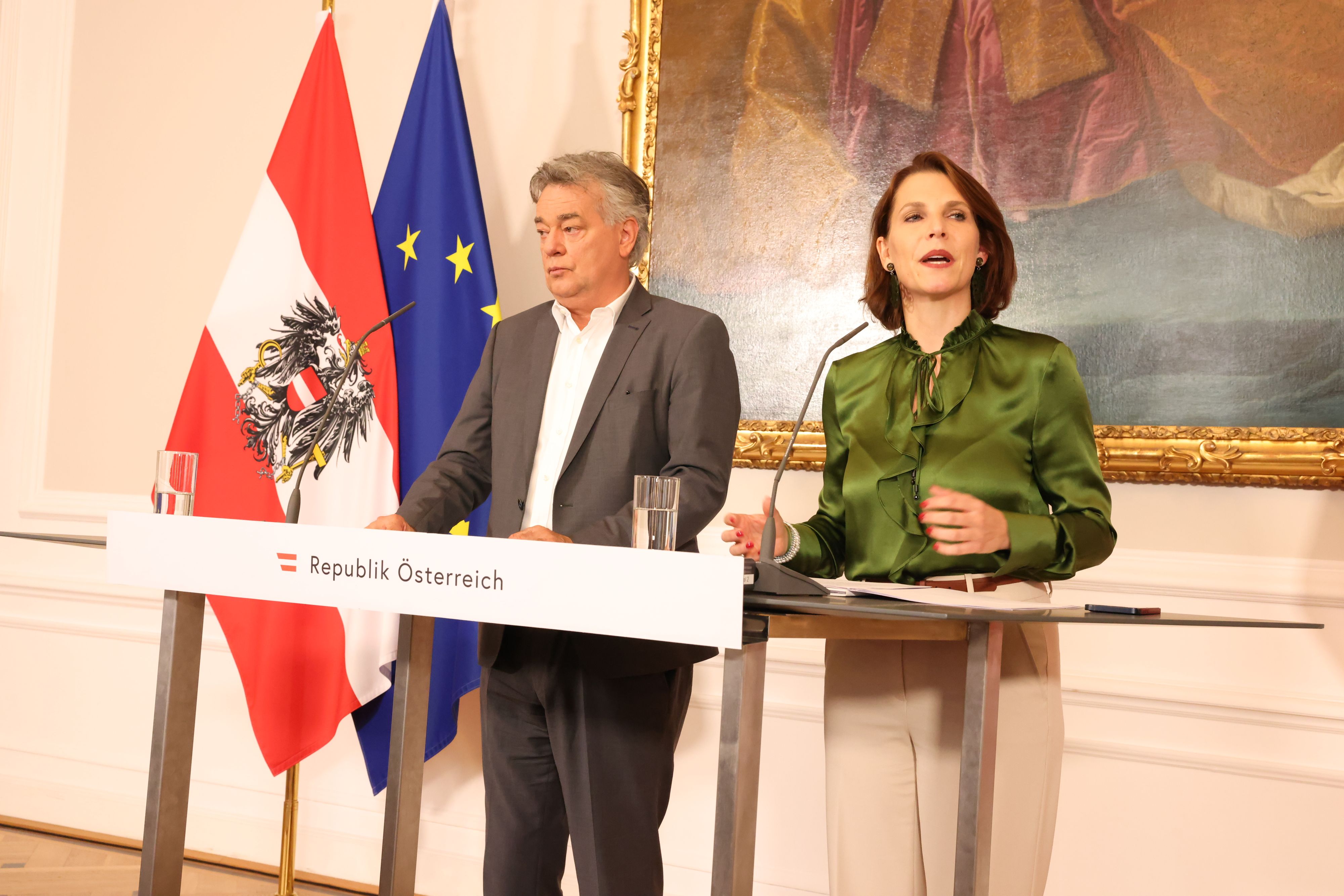 Vizekanzler Werner Kogler und Verfassungsministerin Karoline Edtstadler präsentierten am Donnerstag (5.10.2023) erste Details zum Informationsfreiheitsgesetz.