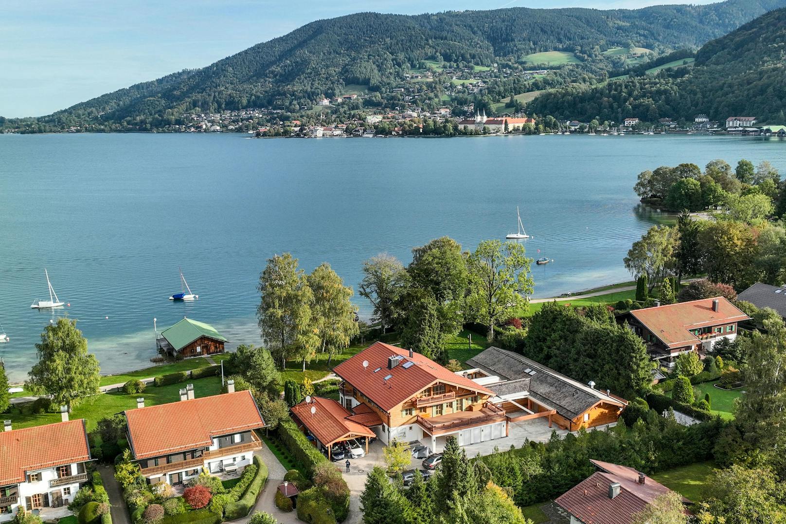 Am Tegernsee kam es am Donnerstag zu einer Razzia am Anwesen eines russischen Oligarchen. Luxus-Autos des Milliardärs waren zuvor ins Visier der Ermittler geraten. 