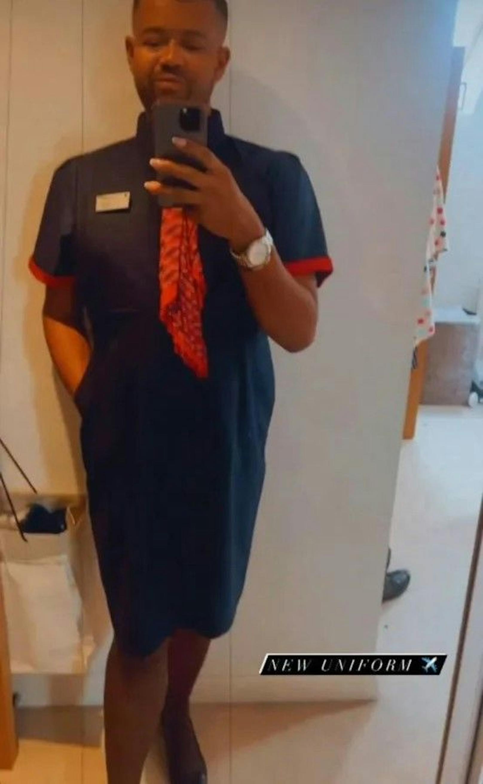 Der non-binäre Bradley Gibbons postete einen Schnappschuss bei der Arbeit in dem neuen Uniform-Kleid der Airline.