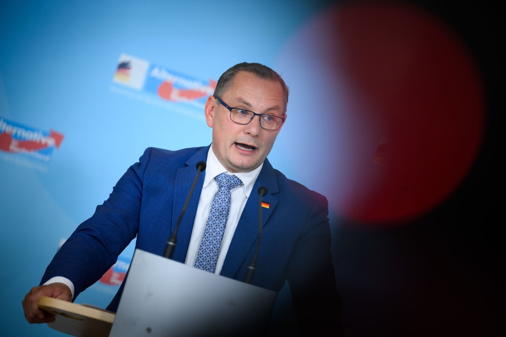 AFD-Chef Chrupalla wurde in einer Klinik auf die Intensivstation verlegt. Bei ihm wurde eine Einstichstelle sichergestellt. Die Polizei ermittelt.