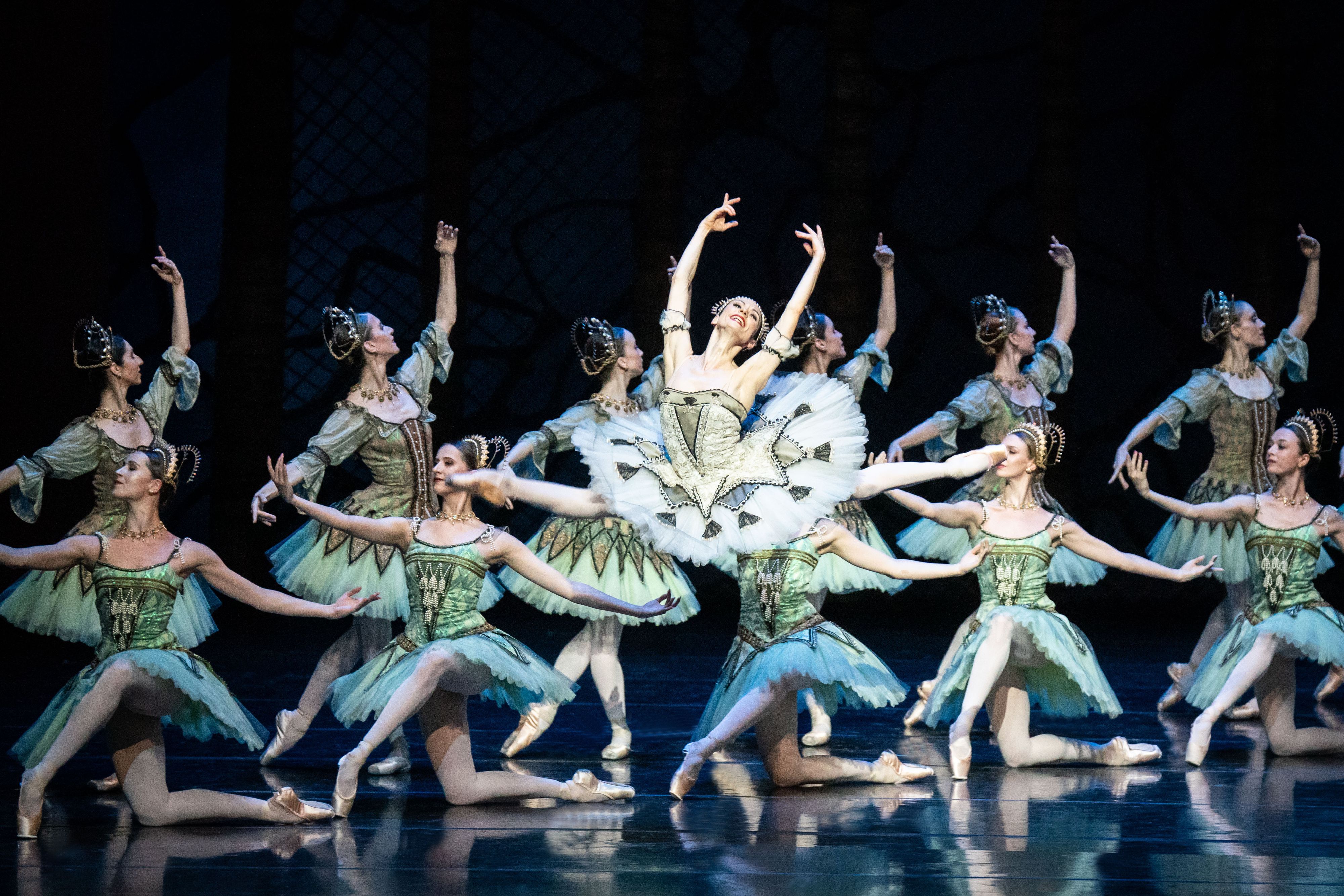 Liudmila Konovalova (Mitte) "fliegt" in "Don Quixote" an der Wiener Staatsoper