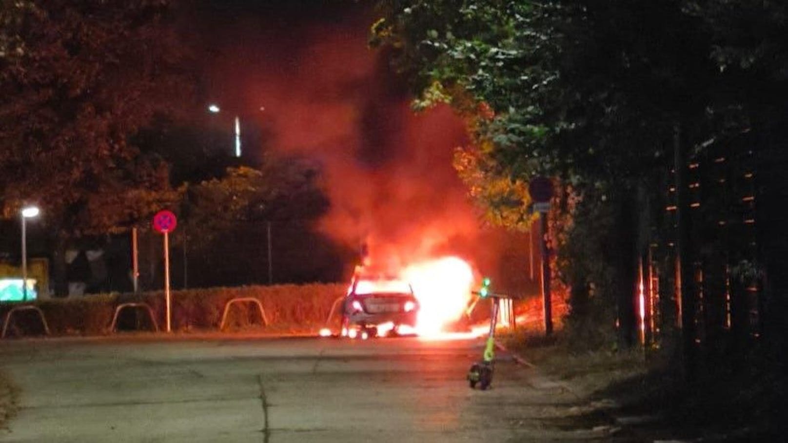 In der Wiener Donaustadt brannte der Fluchtwagen nach einem Bankomaten-Coup aus.
