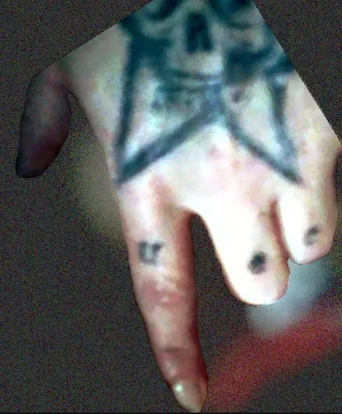Die mutmassliche Kinderschänderin hat ein auffälliges Tattoo auf der Hand.