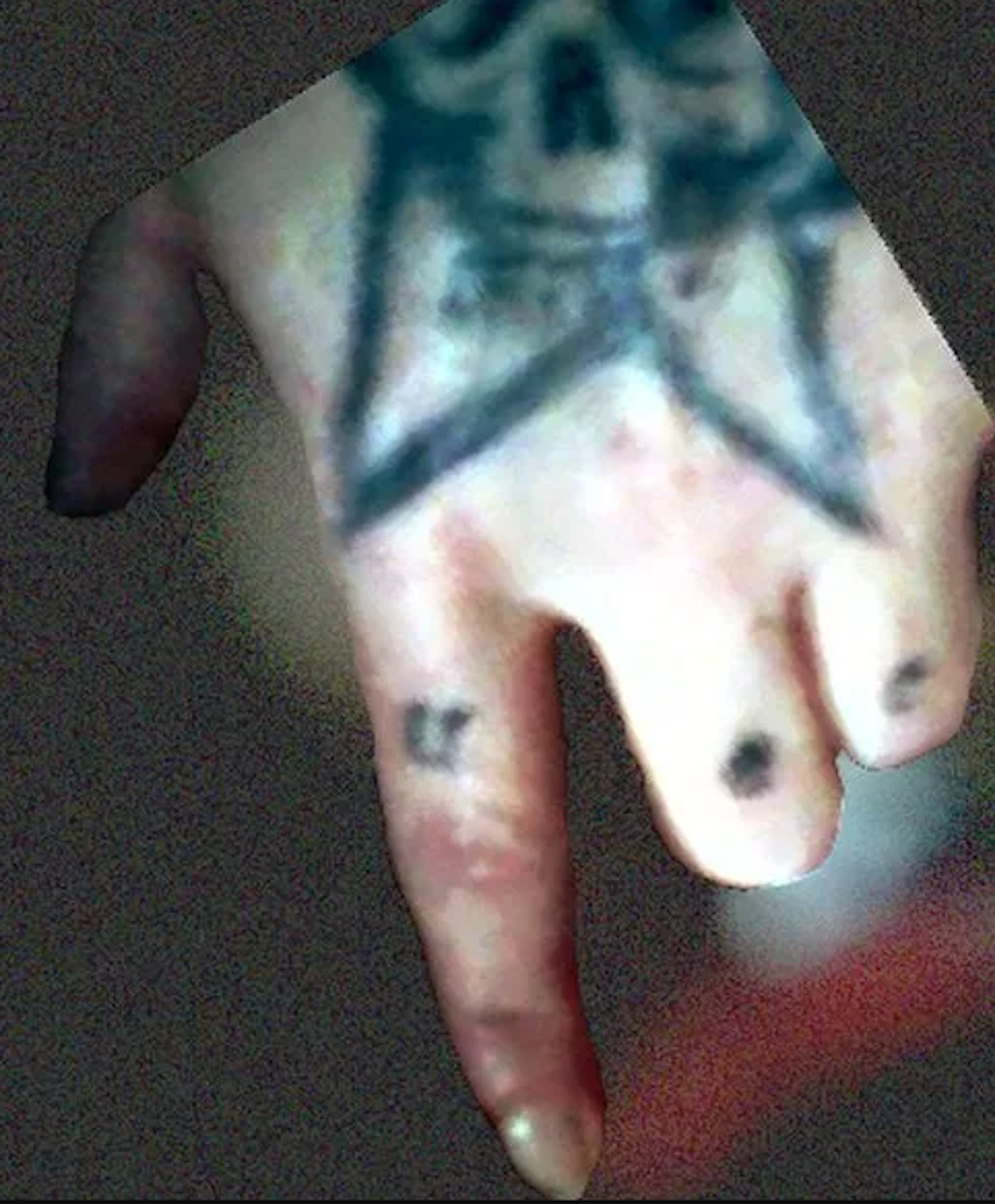 Die mutmaßliche Kinderschänderin hat ein auffälliges Tattoo auf der Hand.