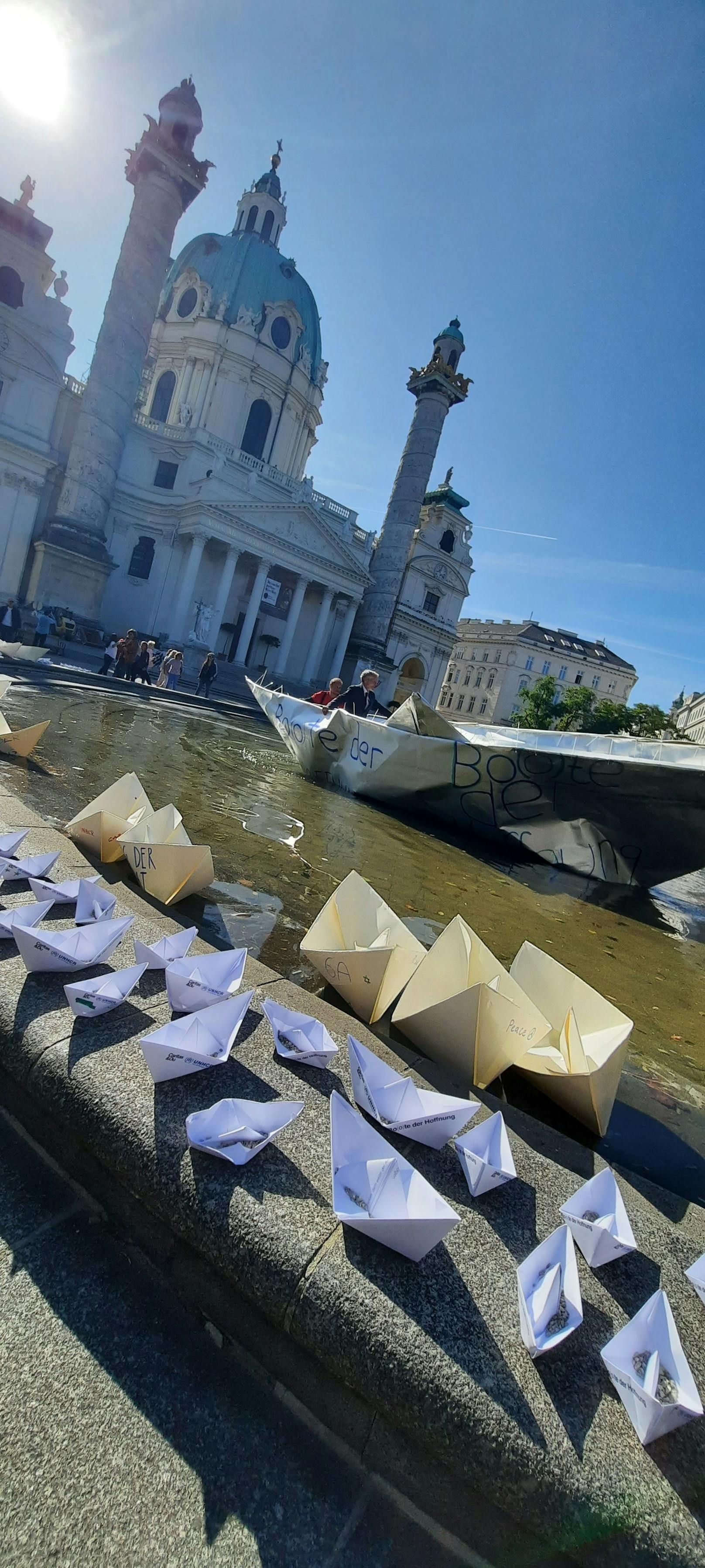 9-Meter-Papierschifferl sorgt in Wiener City für Aufsehen