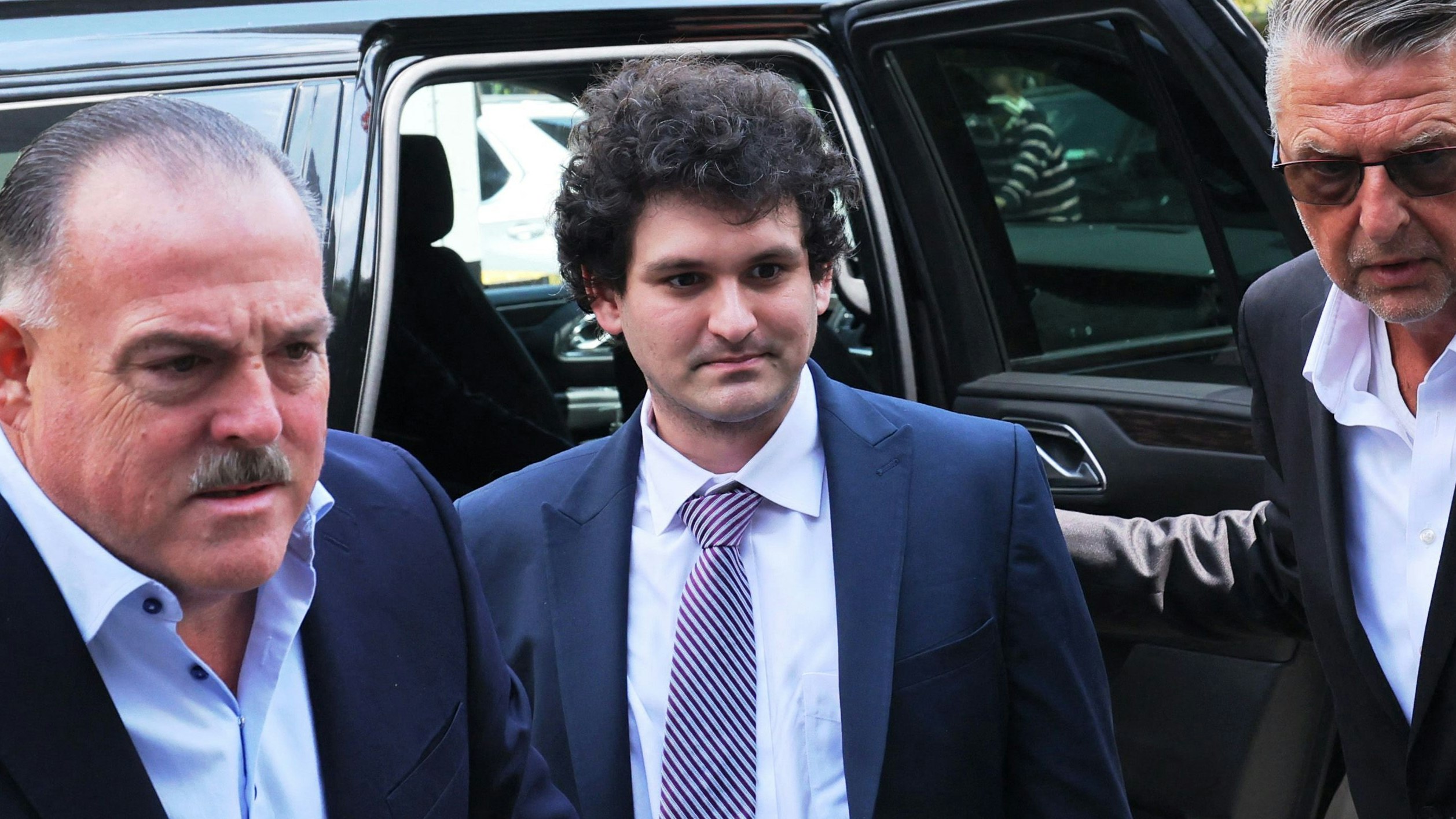 Download von www.picturedesk.com am 06.10.2023 (17:59).  NEW YORK, NEW YORK - AUGUST 11: Former FTX CEO Sam Bankman-Fried arrives for a bail hearing at Manhattan Federal Court on August 11, 2023 in New York City. Federal prosecutors are asking U.S. District Court Judge Lewis Kaplan to revoke Bankman-Fried's bail and to be jailed until his October criminal trial. Bankman-Fried who has pleaded not guilty to multiple conspiracy and fraud charges was accused of witness tampering after the New York Times published a story featuring personal documents of Caroline Ellison, former Alameda Research CEO. Judge Kaplan will also hear arguments on the gag order placed on Bankman-Fried that was placed as part of his bail agreement for the alleged witness tampering. Michael M. Santiago/Getty Images/AFP (Photo by Michael M. Santiago / GETTY IMAGES NORTH AMERICA / Getty Images via AFP) - 20230811_PD6020 - Rechteinfo: Rights Managed (RM) Fotografische Urheberrechte sind garantiert. Der Kunde selbst hat insbesondere die Persönlichkeitsrechte der abgebildeten Personen in eigener Verantwortung zu beachten (AGBs Punkt 5). Nur für redaktionelle Nutzung durch Tageszeitungen und Onlinemedien!