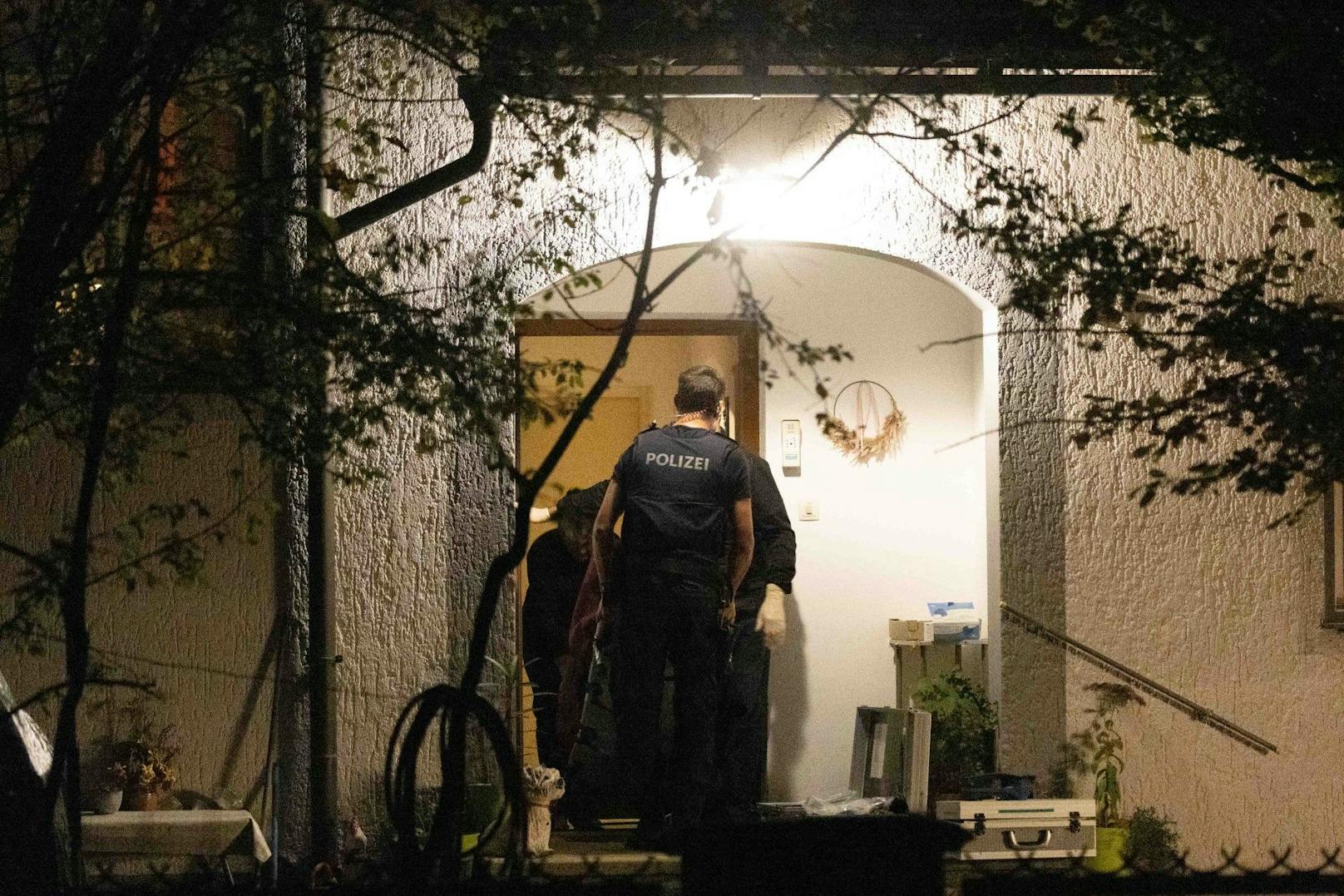 Eine 24-jährige slowakische Pflegekraft steht im dringenden Tatverdacht, den zu pflegenden 82-Jährigen gegen 19 Uhr in dessen Einfamilienhaus mit mehreren Messerstichen getötet zu haben.