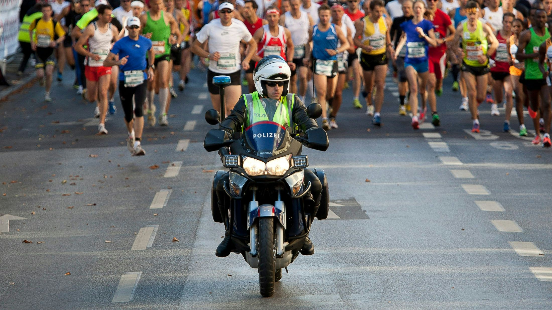 Download von www.picturedesk.com am 06.10.2023 (15:27).  09.10.2011, Innenstadt, Graz, AUT, Graz Marathon 2011, im Bild der Massenstart zum Marathon, EXPA Pictures © 2011, PhotoCredit: EXPA/ Erwin Scheriau - 20111009_PD0482 - Rechteinfo: Rights Managed (RM)