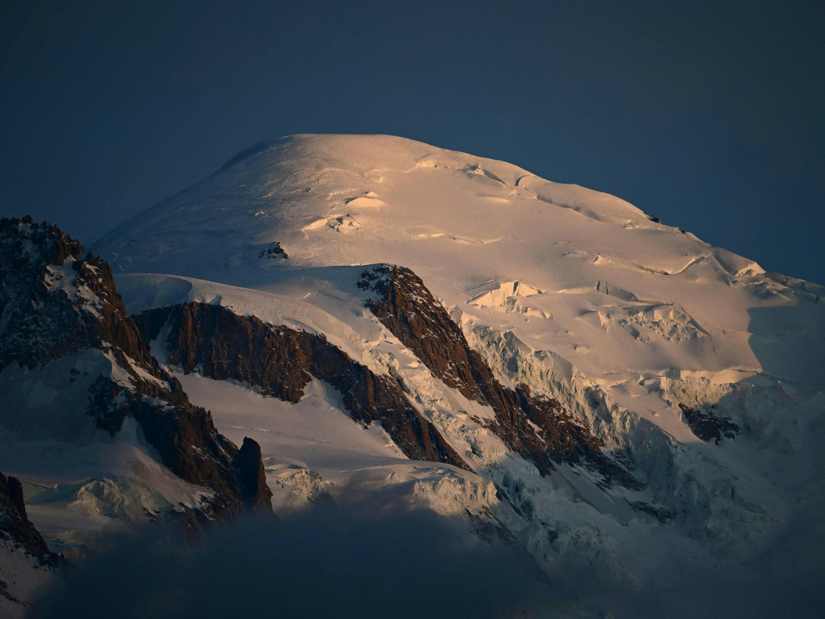 Download von www.picturedesk.com am 06.10.2023 (12:13).  This picture taken on July 30, 2023 shows the Mont Blanc at sunset above Chamonix, Haute-Savoie. (Photo by Emmanuel DUNAND / AFP) - 20230730_PD17239 - Rechteinfo: Rights Managed (RM) Nur für redaktionelle Nutzung! Werbliche Nutzung erfordert Freigabe: bitte schicken Sie uns eine Anfrage.