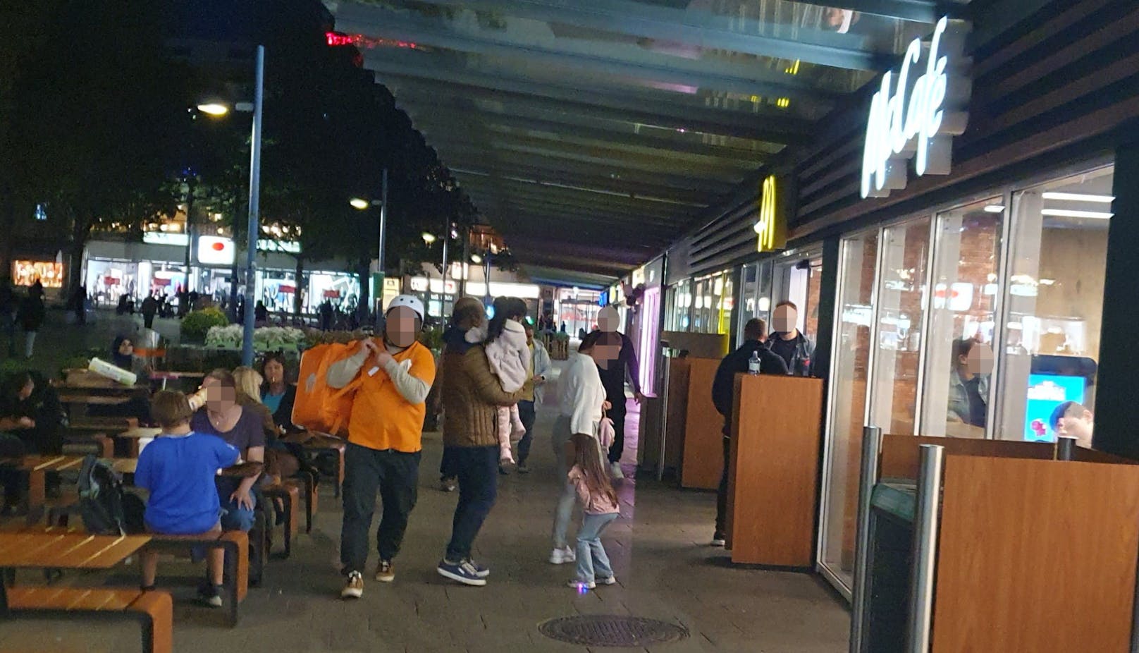 Ein Türsteher kontrolliert am Franz-Jonas-Platz in Wien-Floridsdorf den Eingang vom McDonald's.