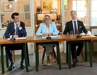 Landesvize Udo Landbauer, Landeshauptfrau Johanna Mikl-Leitner und Spartenobmann Mario Pulker bei der PK.