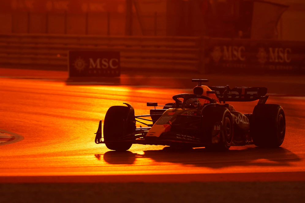 Verstappen fährt in den Sonnenuntergang.