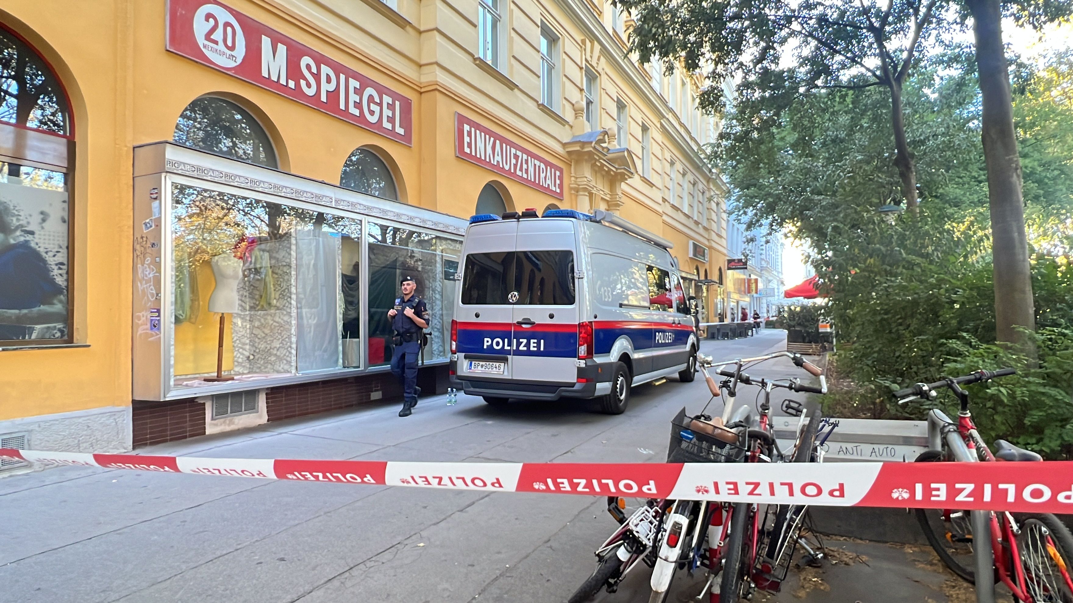 Die Polizei sicherte den Eingang zum Tatort ab.