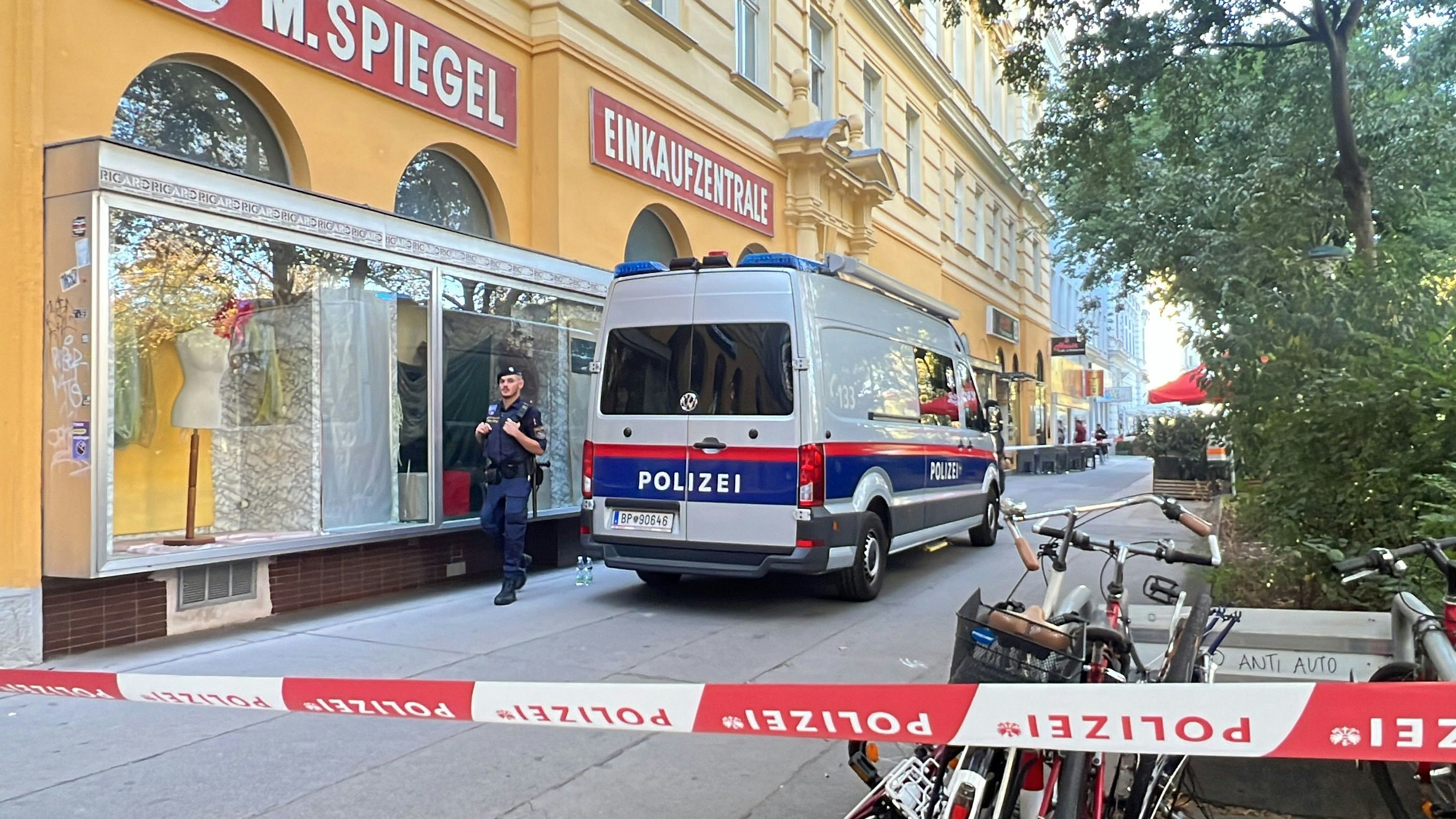 Die Polizei sicherte den Eingang zum Tatort ab.