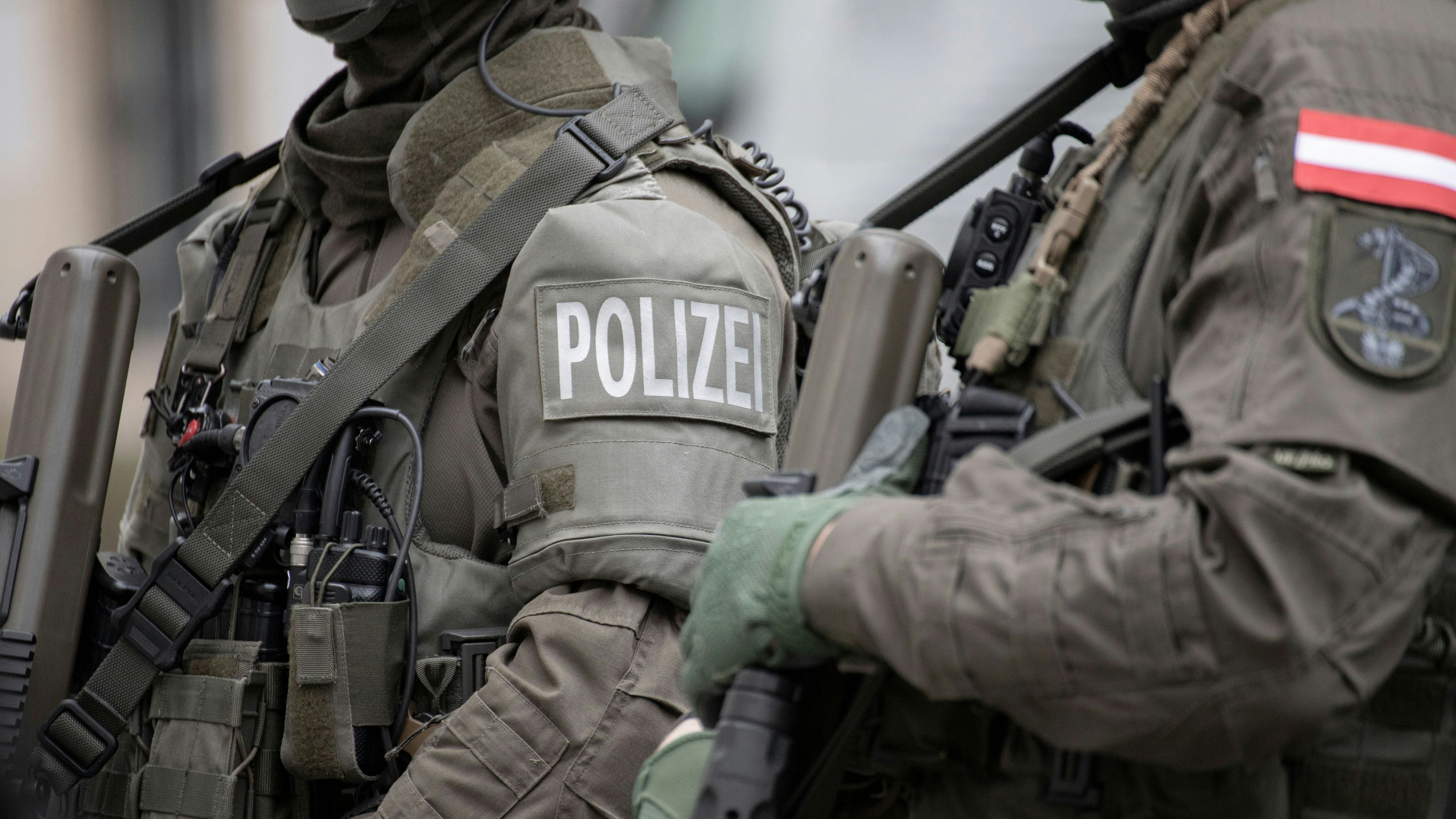 Heute.at - Cobra-Einsatz! 70-Jähriger bedroht Teenie mit Messer