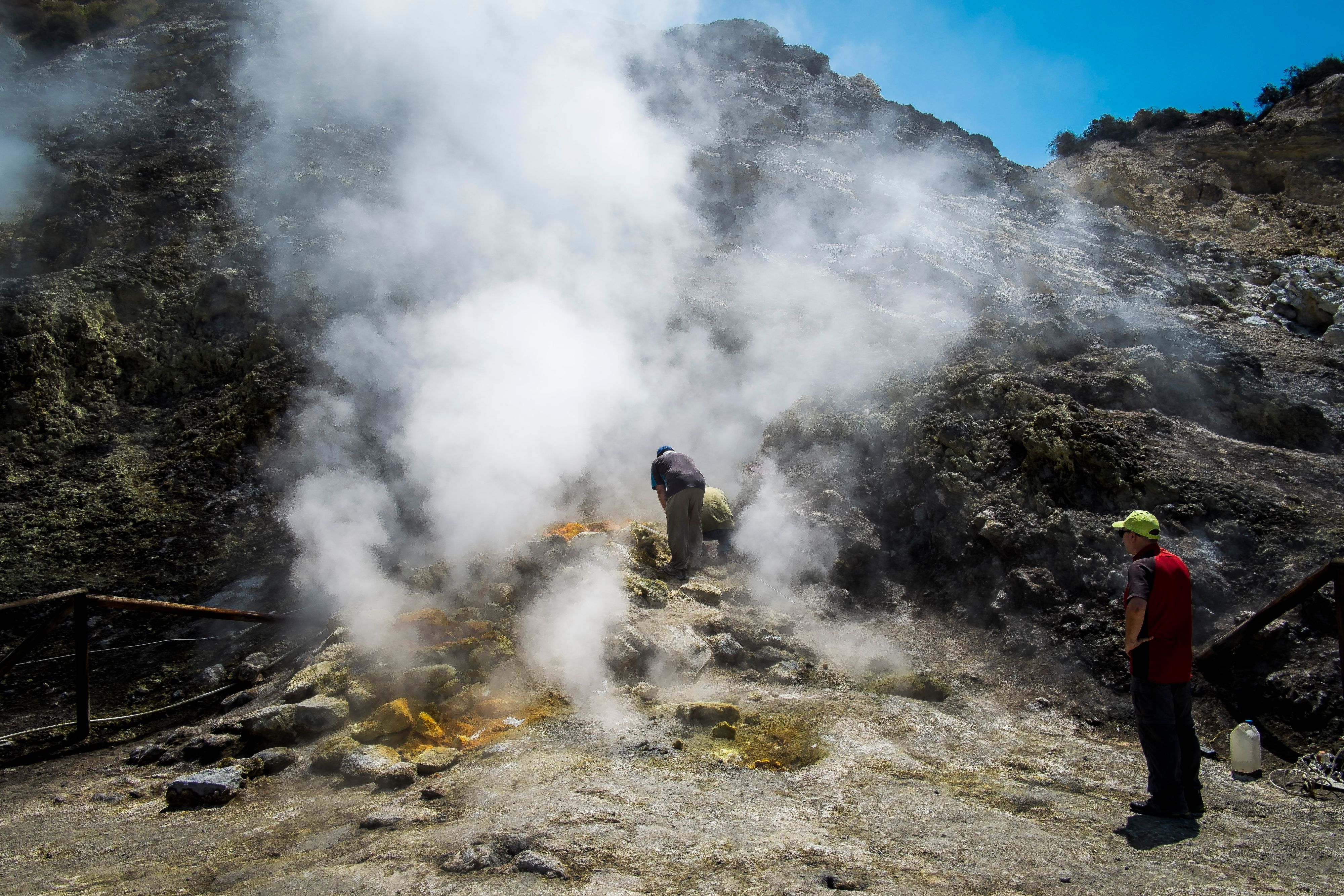 Vulkanologen überwachen derzeit die Phlegräischen Felder, um die Bevölkerung bei ersten Anzeichen zu warnen.