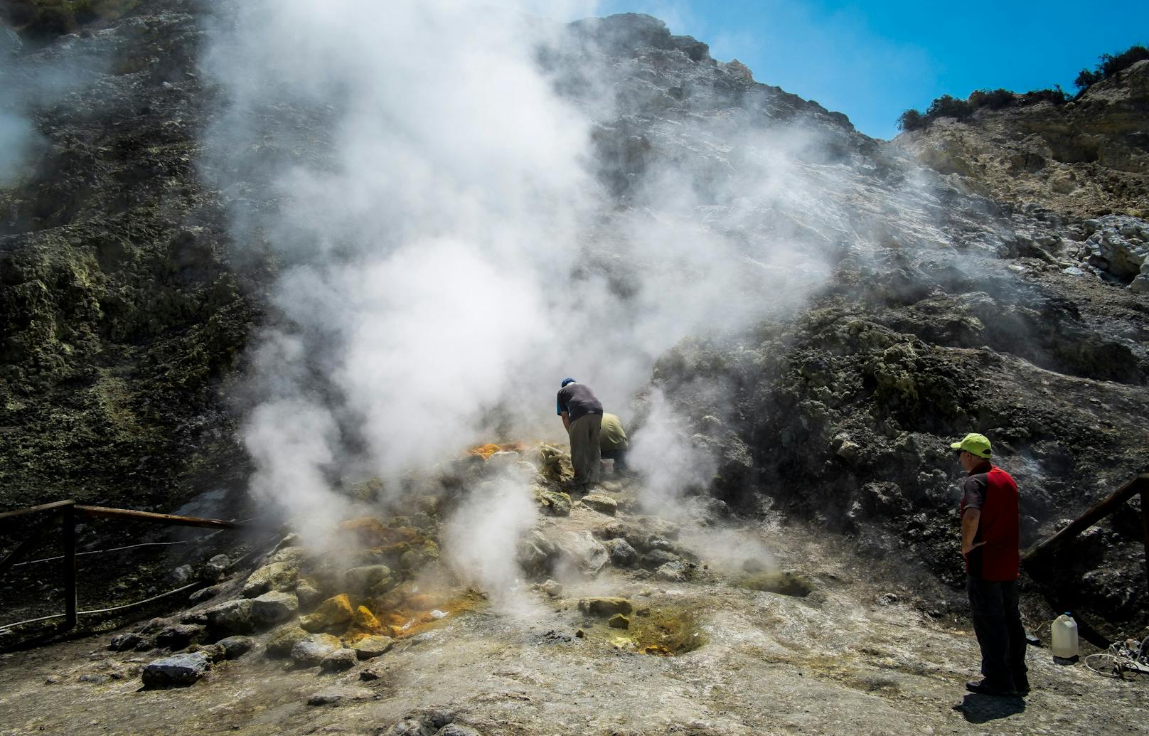 Vulkanologen überwachen derzeit die Phlegräischen Felder, um die Bevölkerung bei ersten Anzeichen zu warnen.