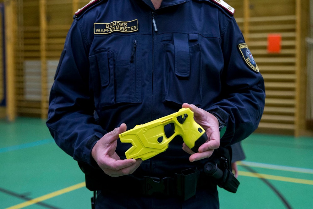 Die Polizei musste einen Taser gegen den Verdächtigen einsetzen.