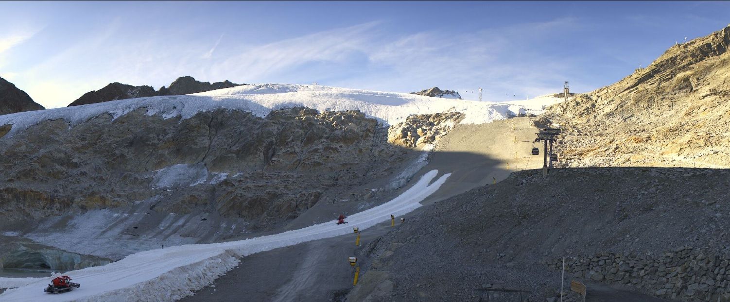 Auf dem Rettenbachferner wird gerade die Weltcup-Piste präpariert. 