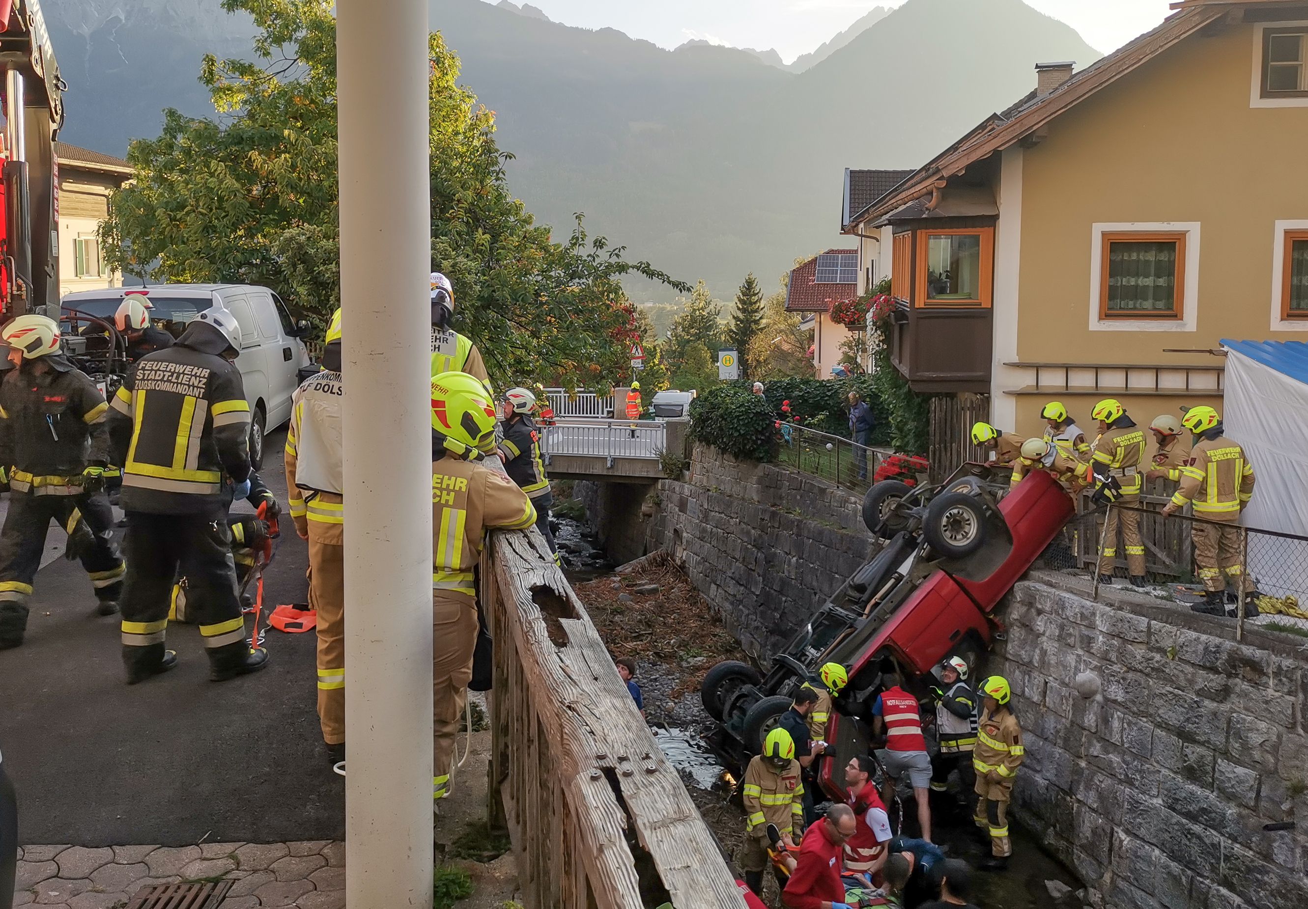 Der 85-jährige Lenker war mit seiner 80-jährigen Ehefrau auf einer Gemeindestraße unterwegs, als er aus noch ungeklärter Ursache die Kontrolle über sein Fahrzeug verlor.