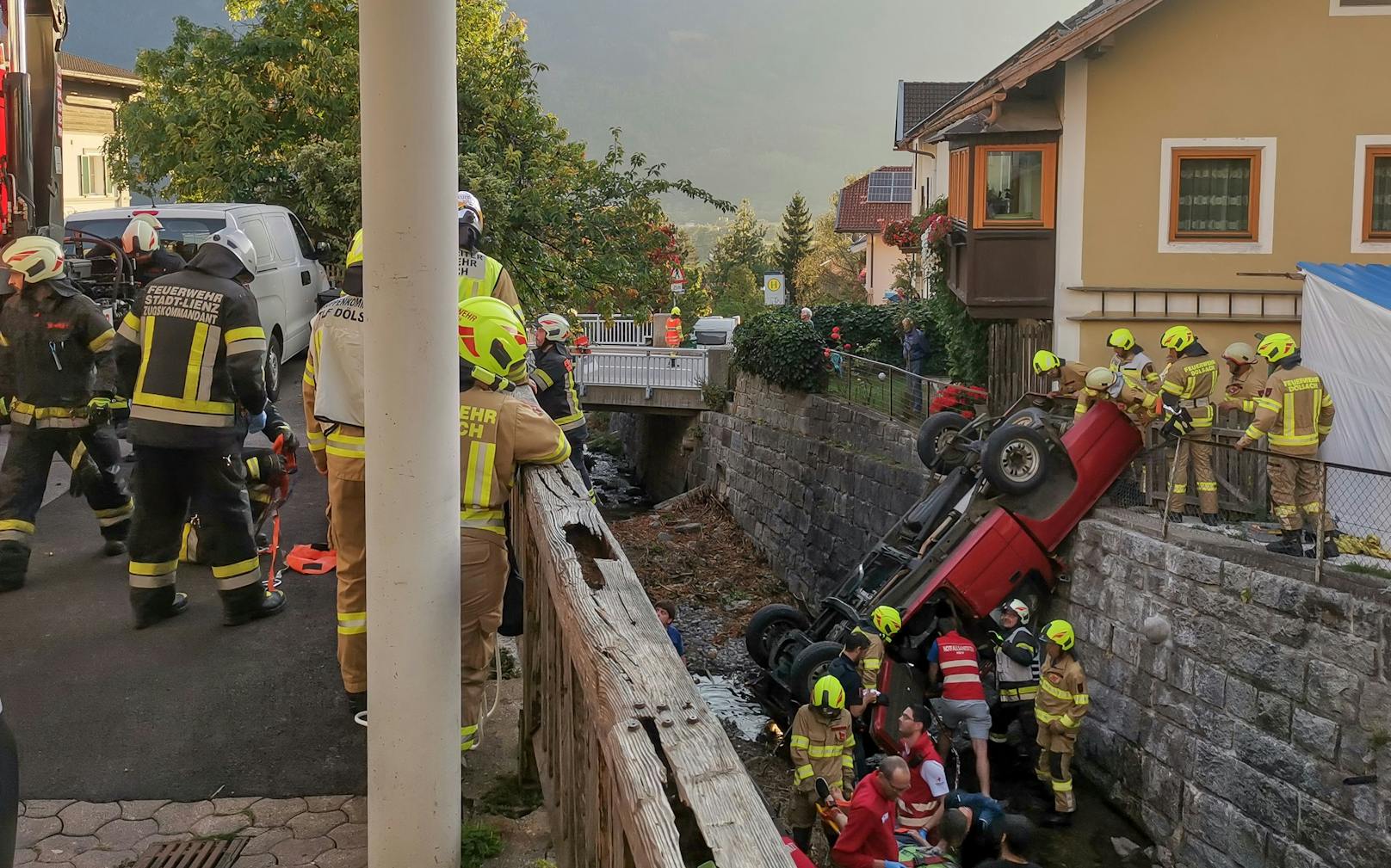 Der 85-jährige Lenker war mit seiner 80-jährigen Ehefrau auf einer Gemeindestraße unterwegs, als er aus noch ungeklärter Ursache die Kontrolle über sein Fahrzeug verlor.